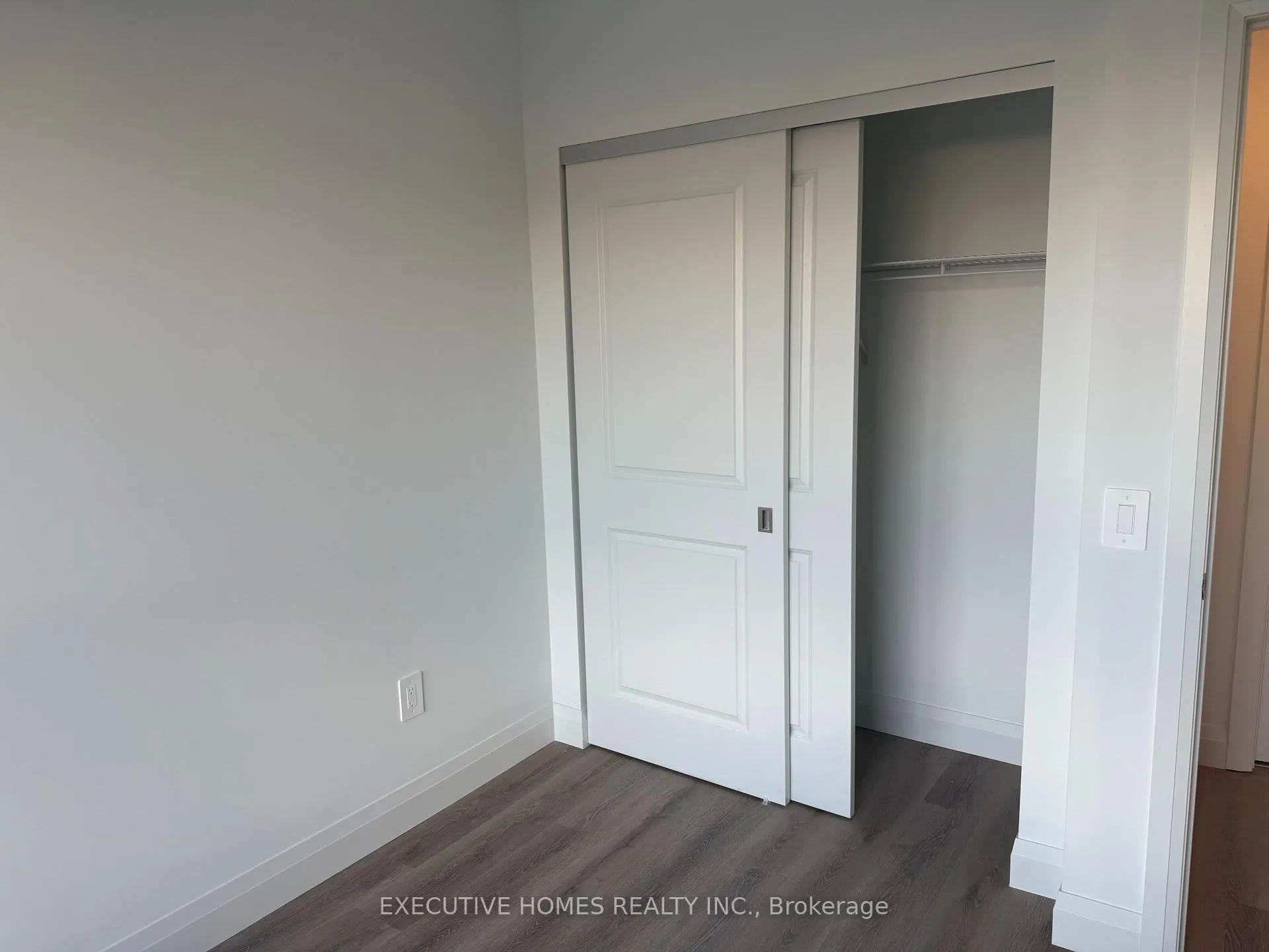 Photo 5 of 1333 Weber Street E, Kitchener, Stanley Park — HOMEH