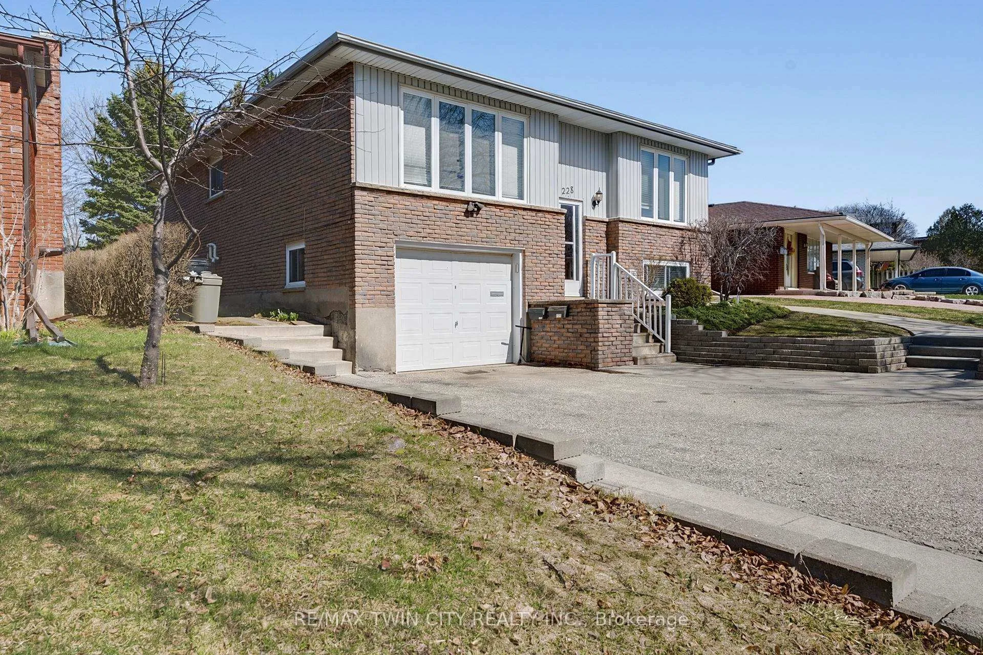 Photo 3 of 228 Holborn Drive, Kitchener — HOMEH