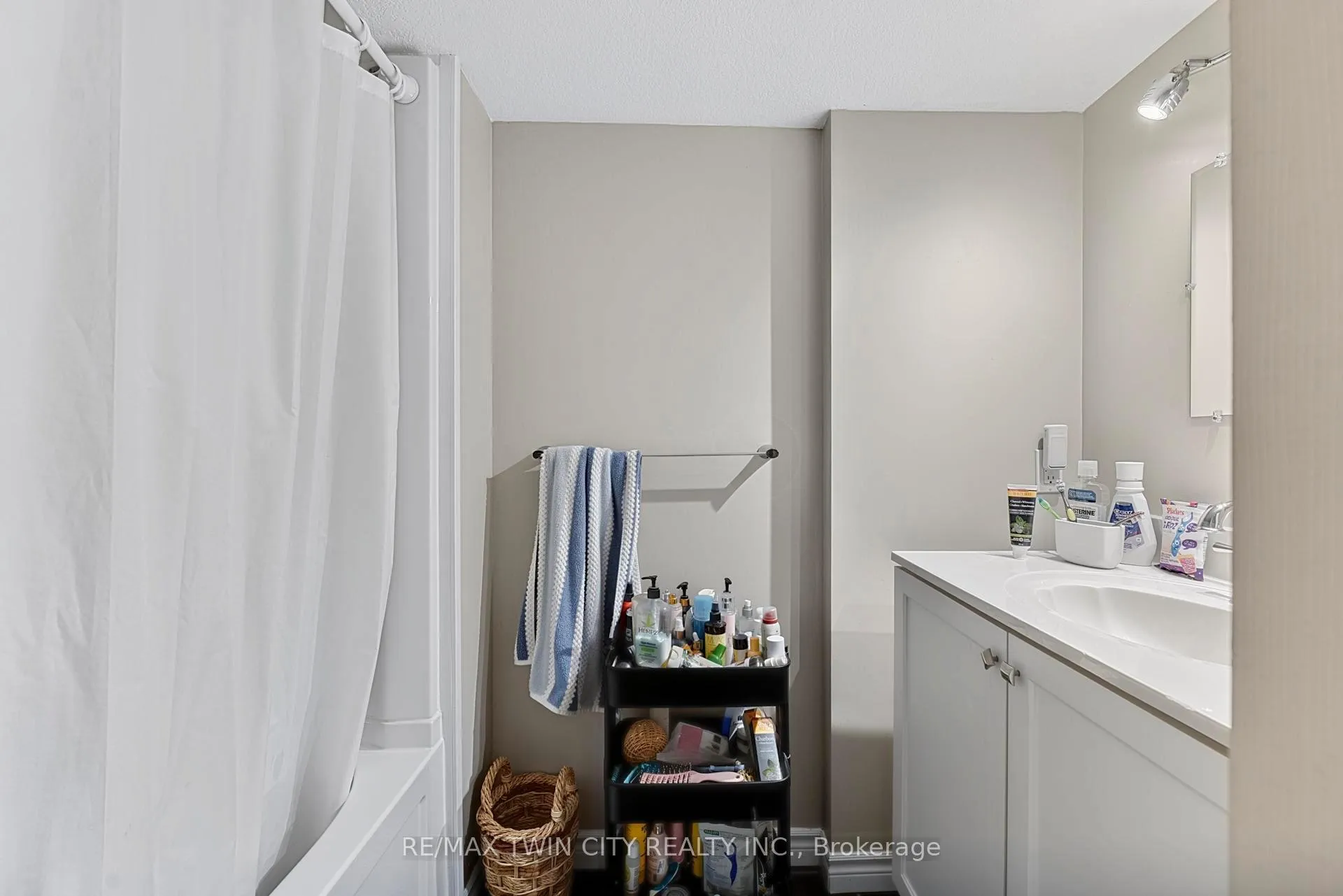 Photo 28 of 228 Holborn Drive, Kitchener — HOMEH