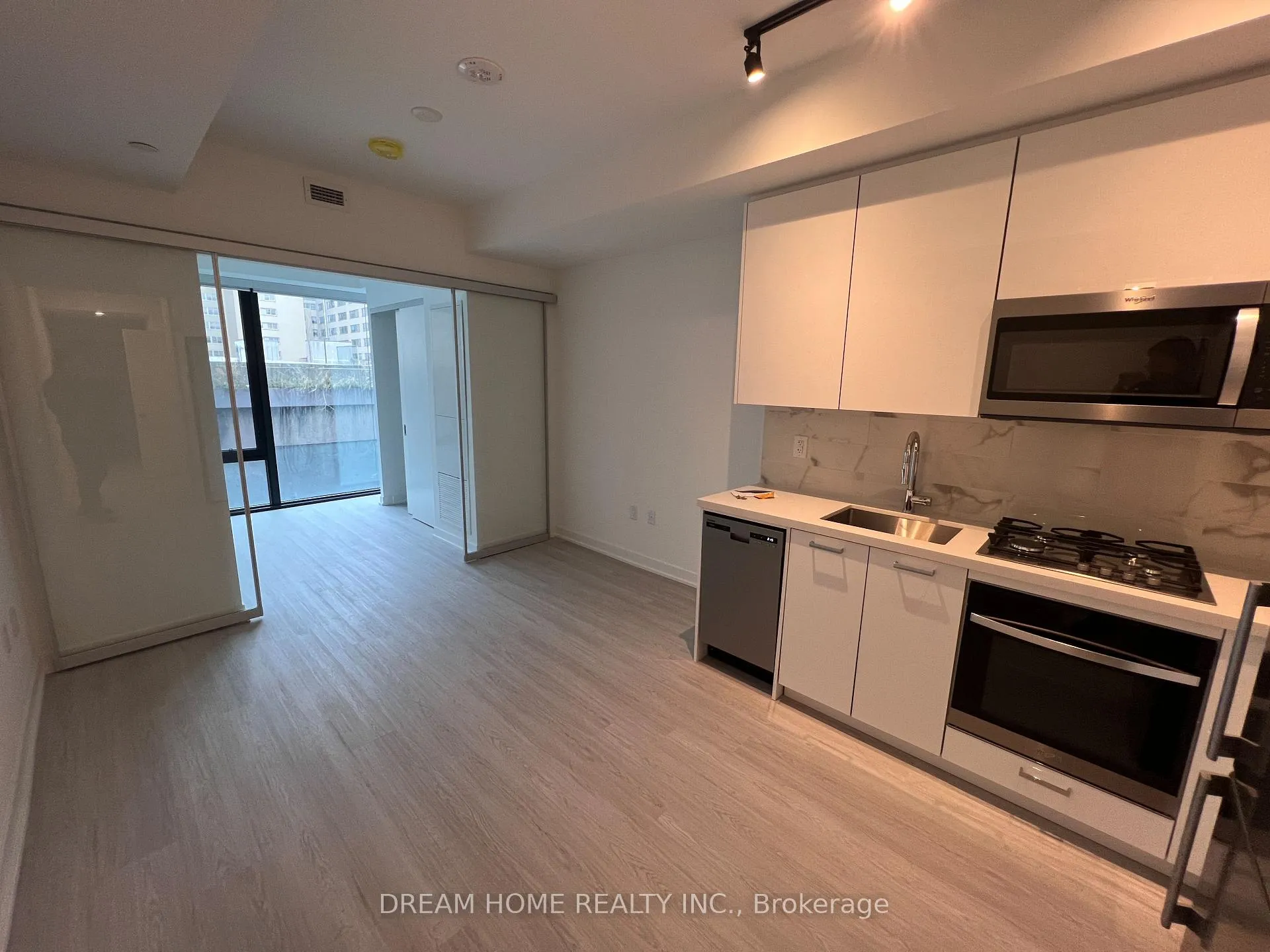 Front of Unit 516, 195 Mccaul Street