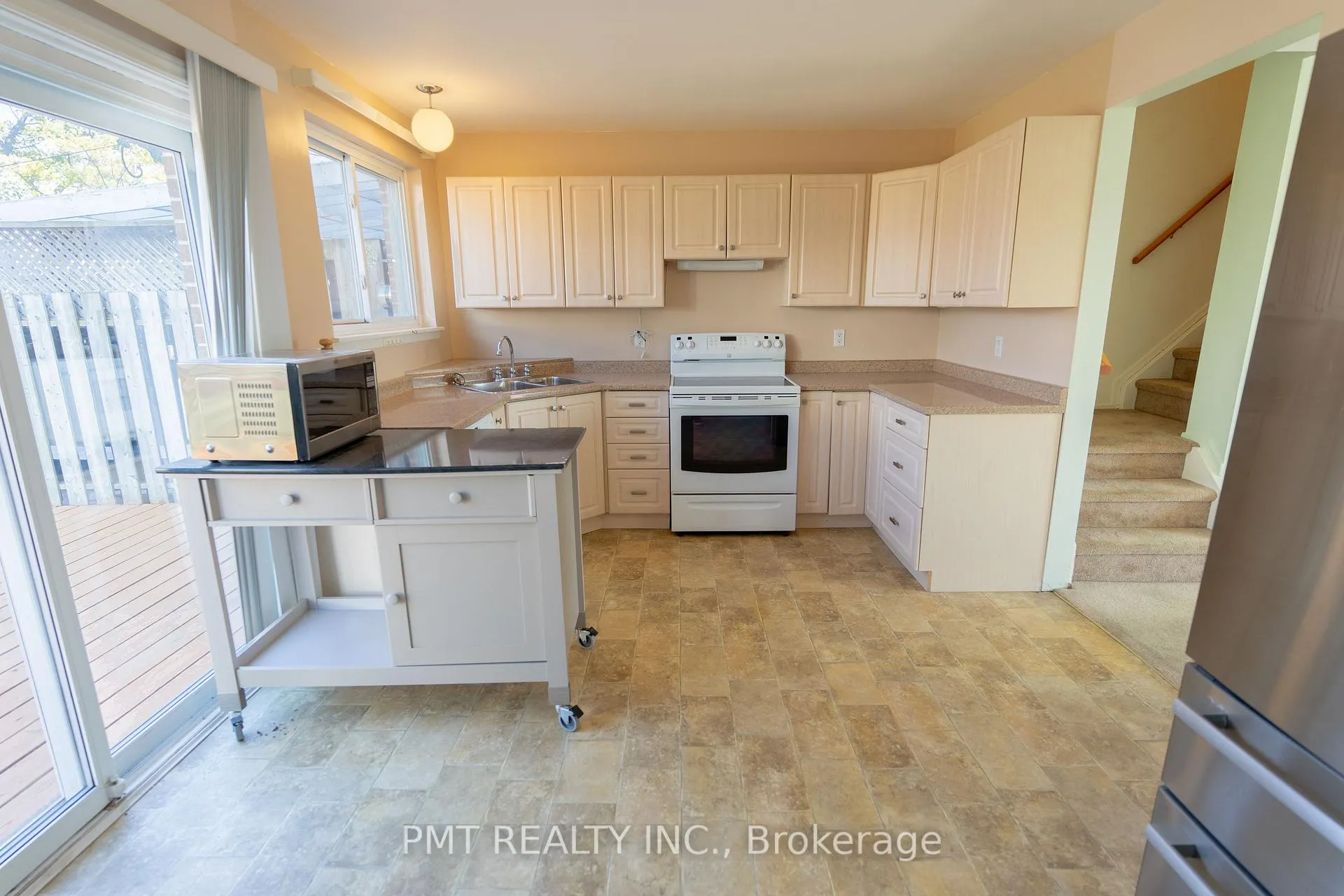 Photo 3 of 728 Krosno Boulevard, Pickering, Bay Ridges — HOMEH