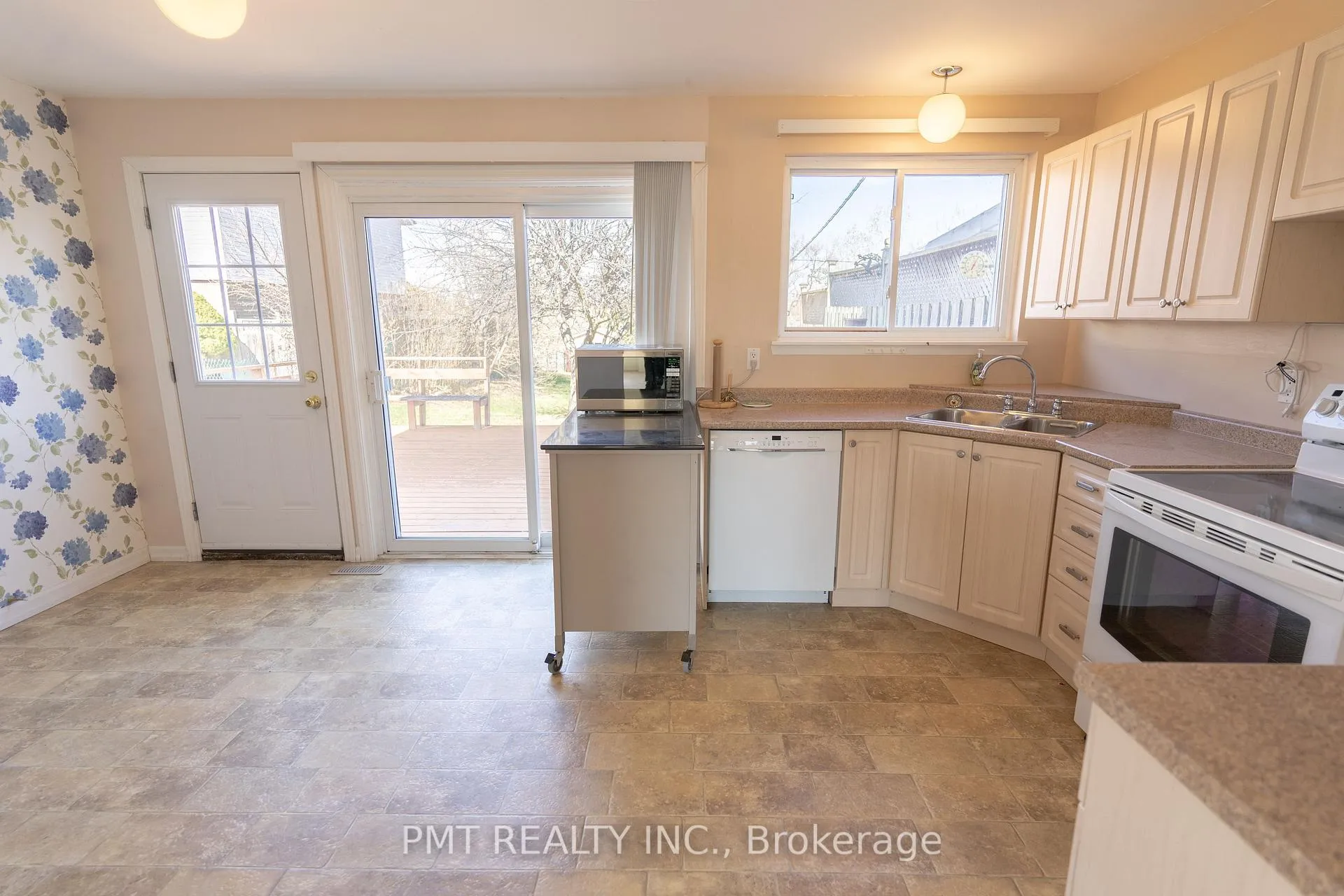 Photo 4 of 728 Krosno Boulevard, Pickering, Bay Ridges — HOMEH