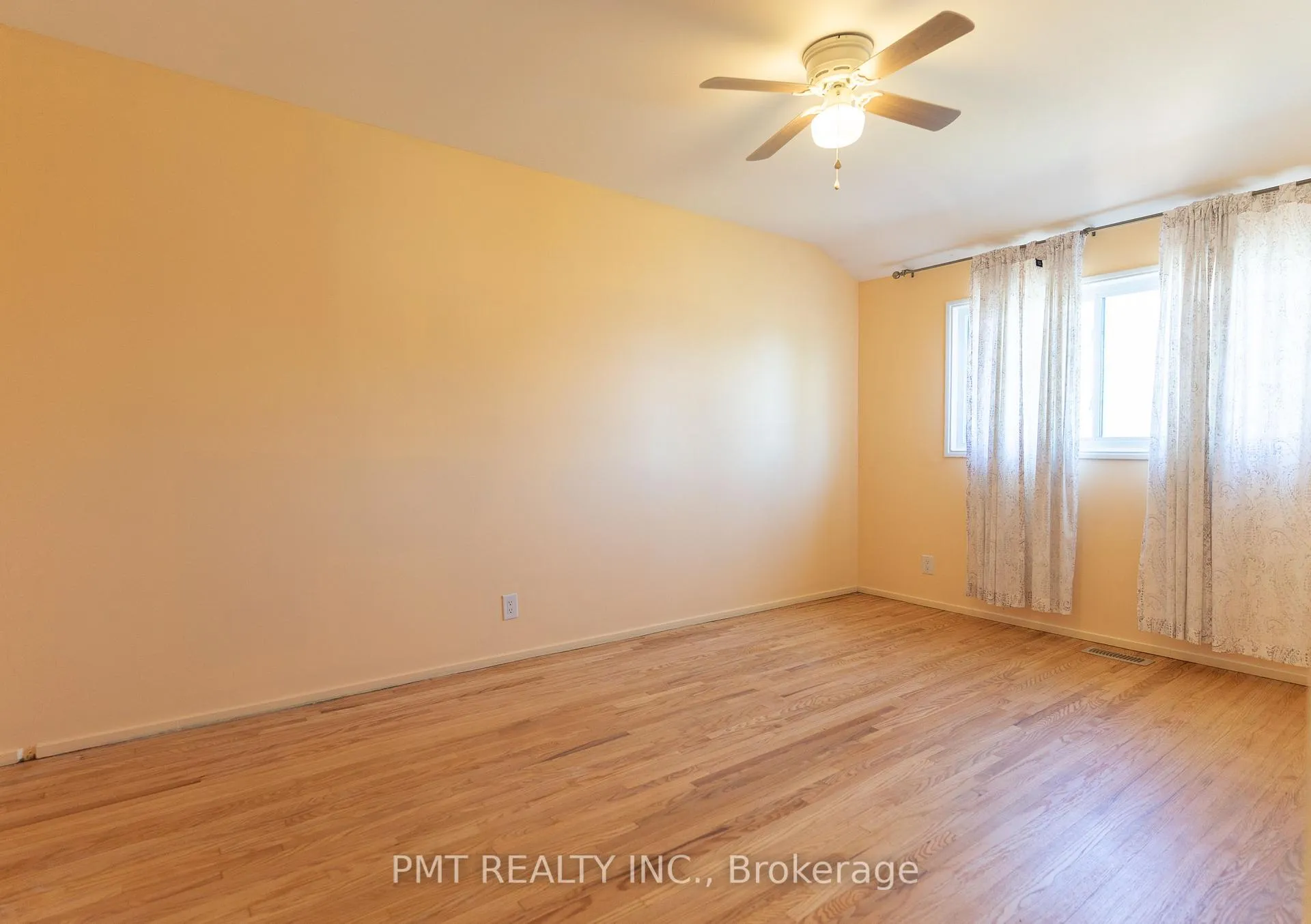 Photo 6 of 728 Krosno Boulevard, Pickering, Bay Ridges — HOMEH