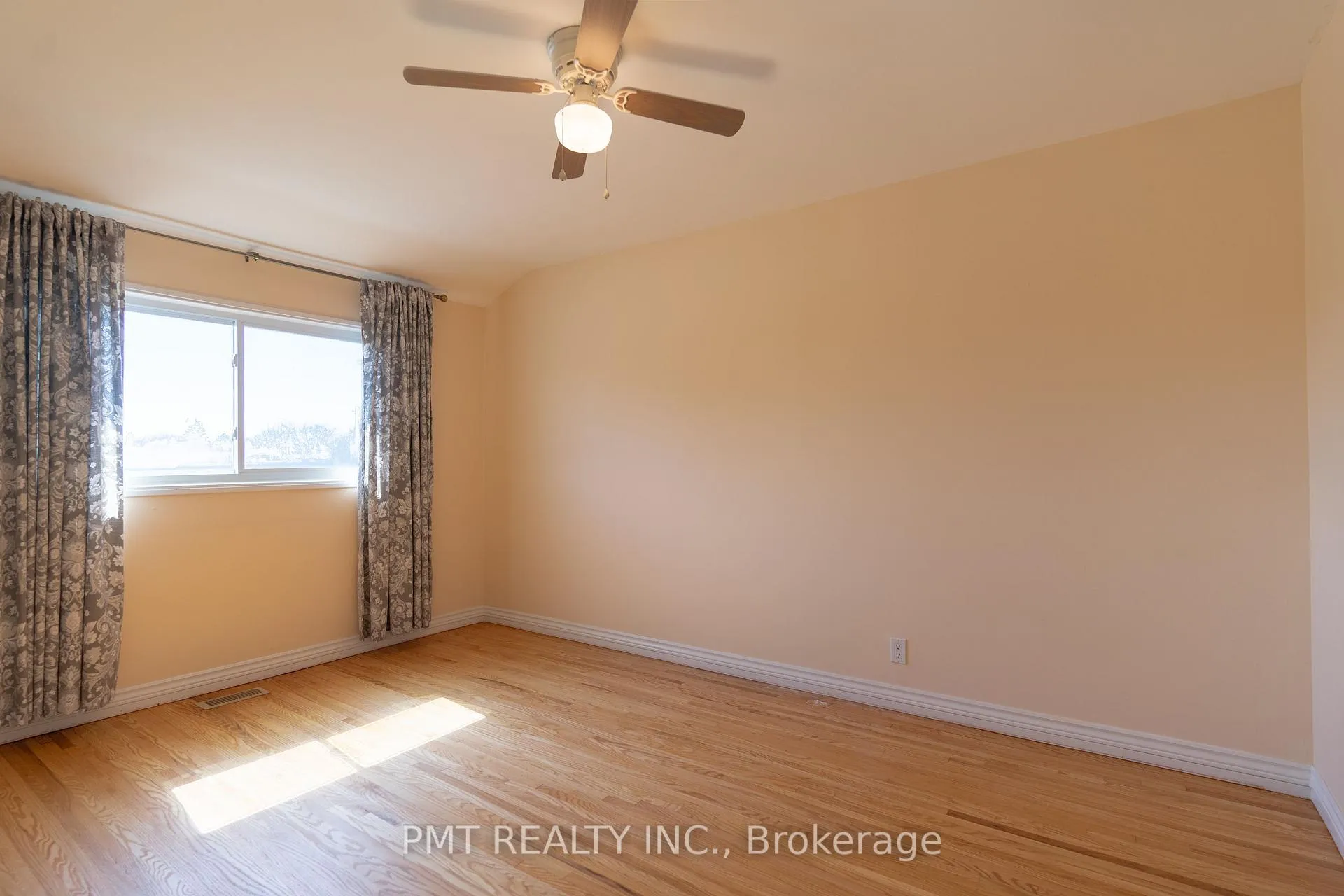 Photo 8 of 728 Krosno Boulevard, Pickering, Bay Ridges — HOMEH