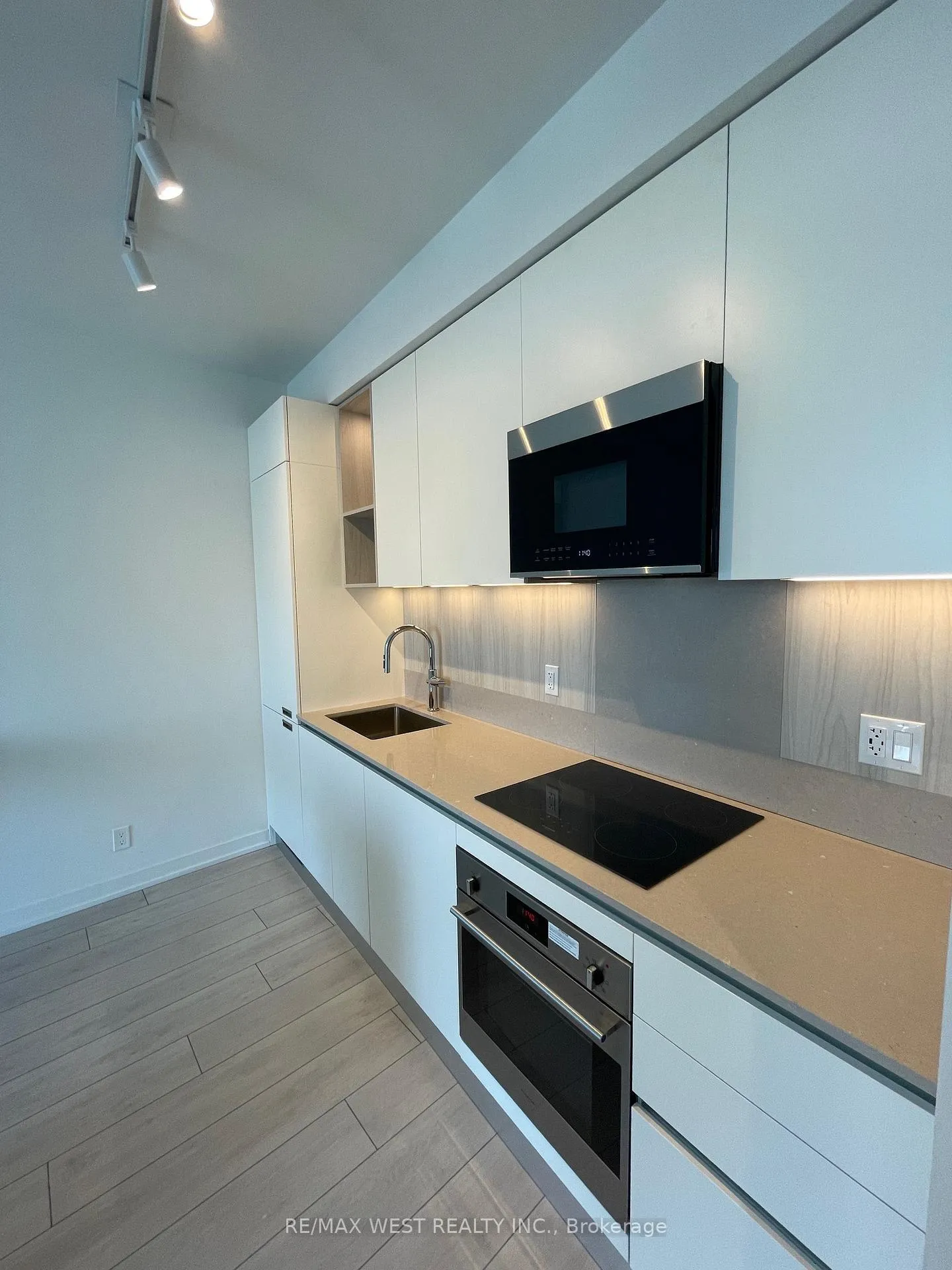 Photo 8 of Unit 2206, 39 Mary Street, Barrie, City Centre — HOMEH