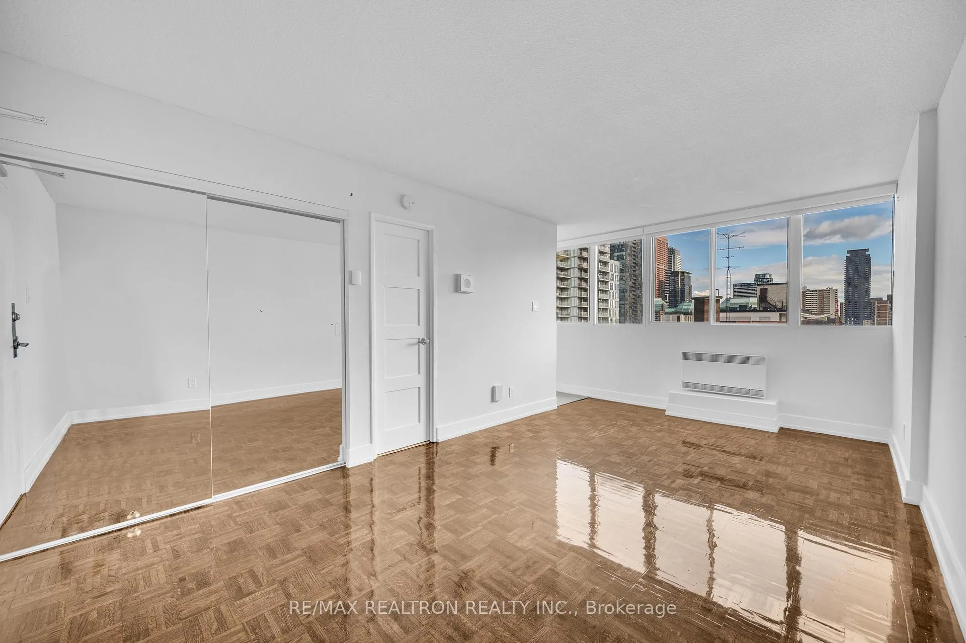 Photo 2 of Unit 1805, 33 Isabella Street, Toronto, Church-Yonge Corridor — HOMEH