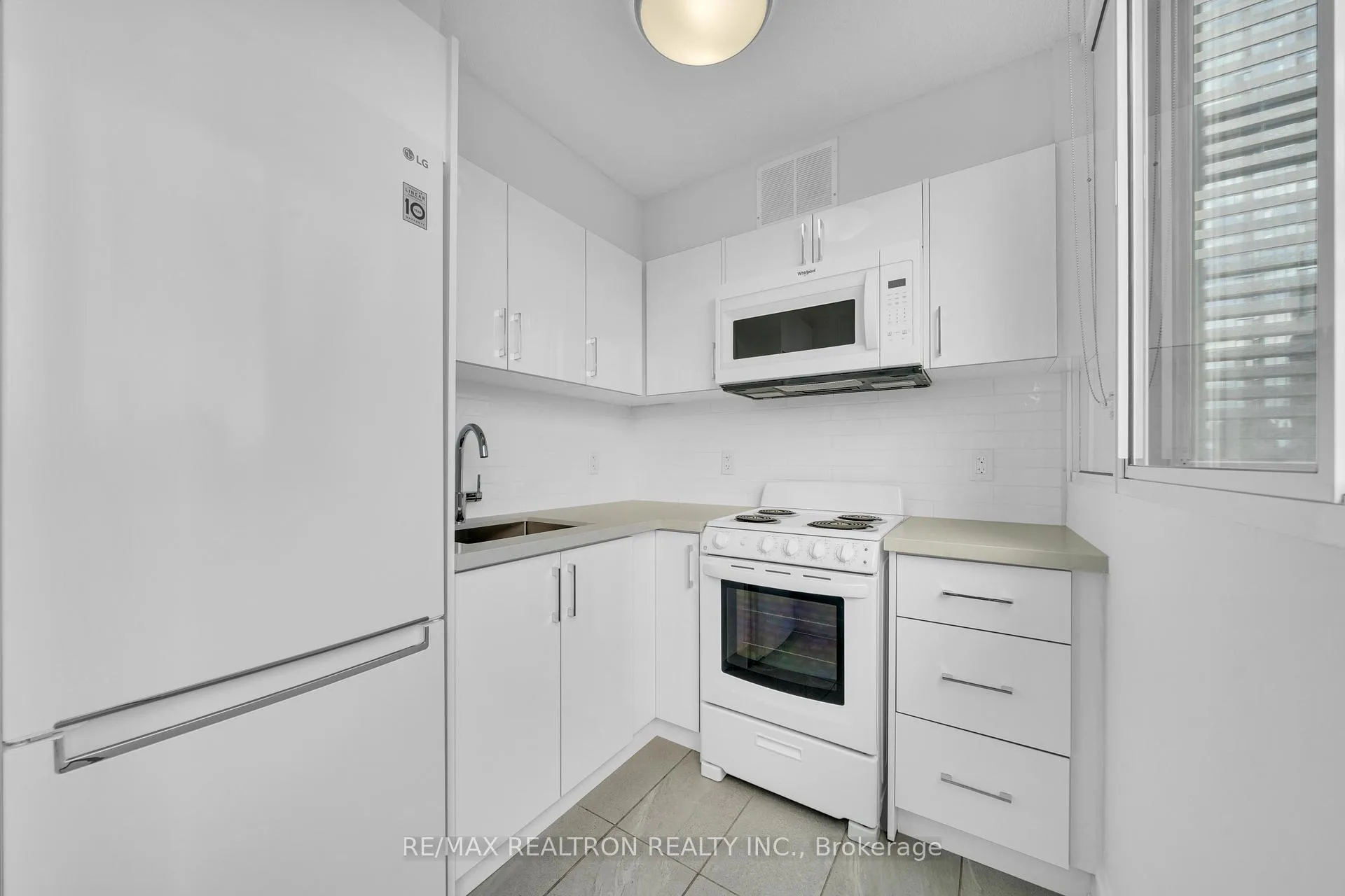 Photo 5 of Unit 1805, 33 Isabella Street, Toronto, Church-Yonge Corridor — HOMEH
