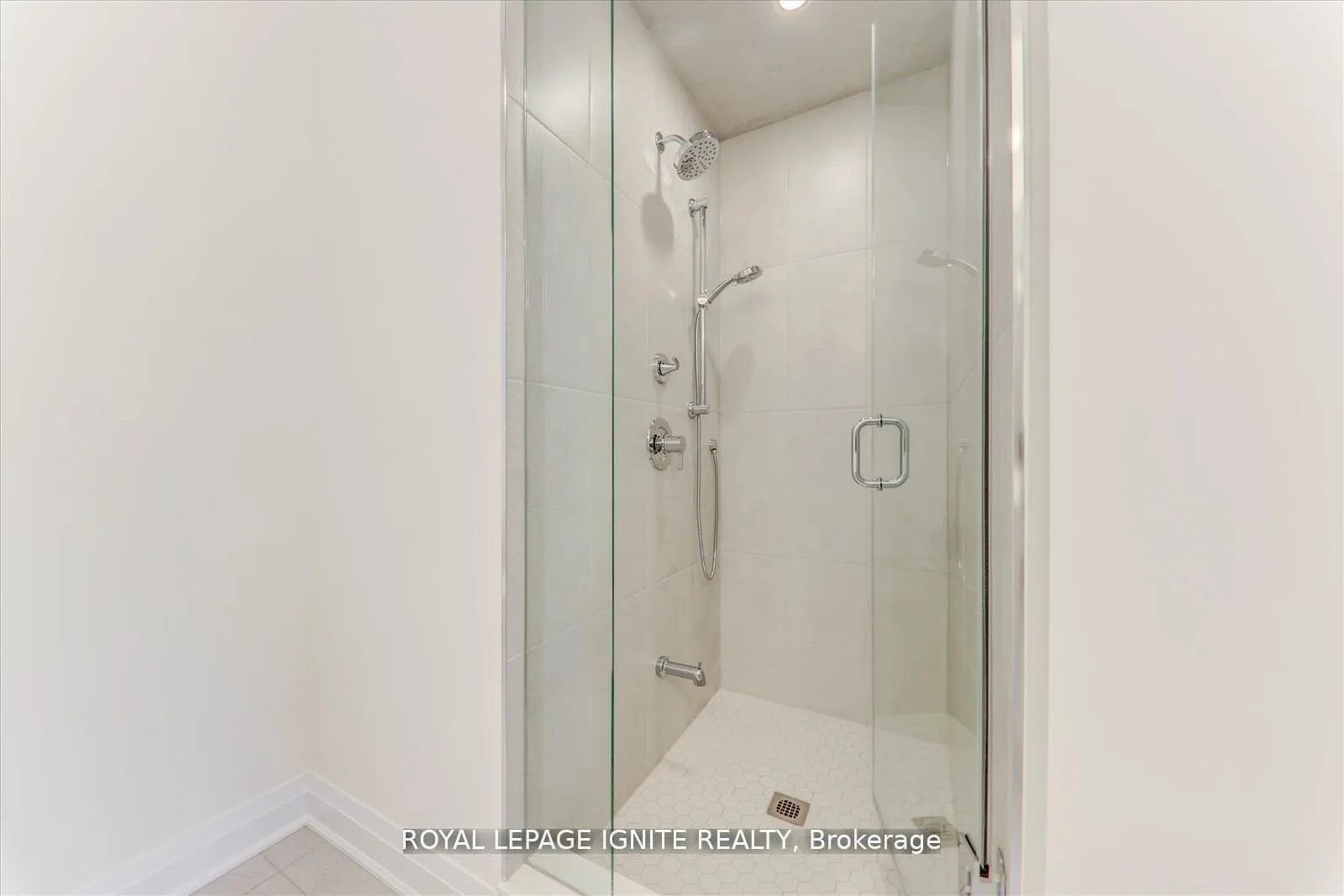 Photo 19 of 519 Hudson Crescent, Midland — HOMEH