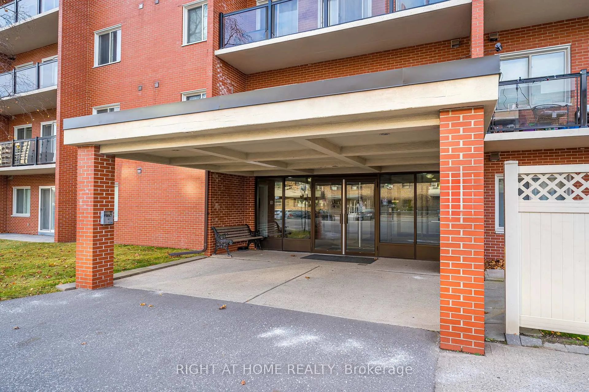 Photo 2 of Unit 506, 131 Taunton Road E, Oshawa, Centennial — HOMEH
