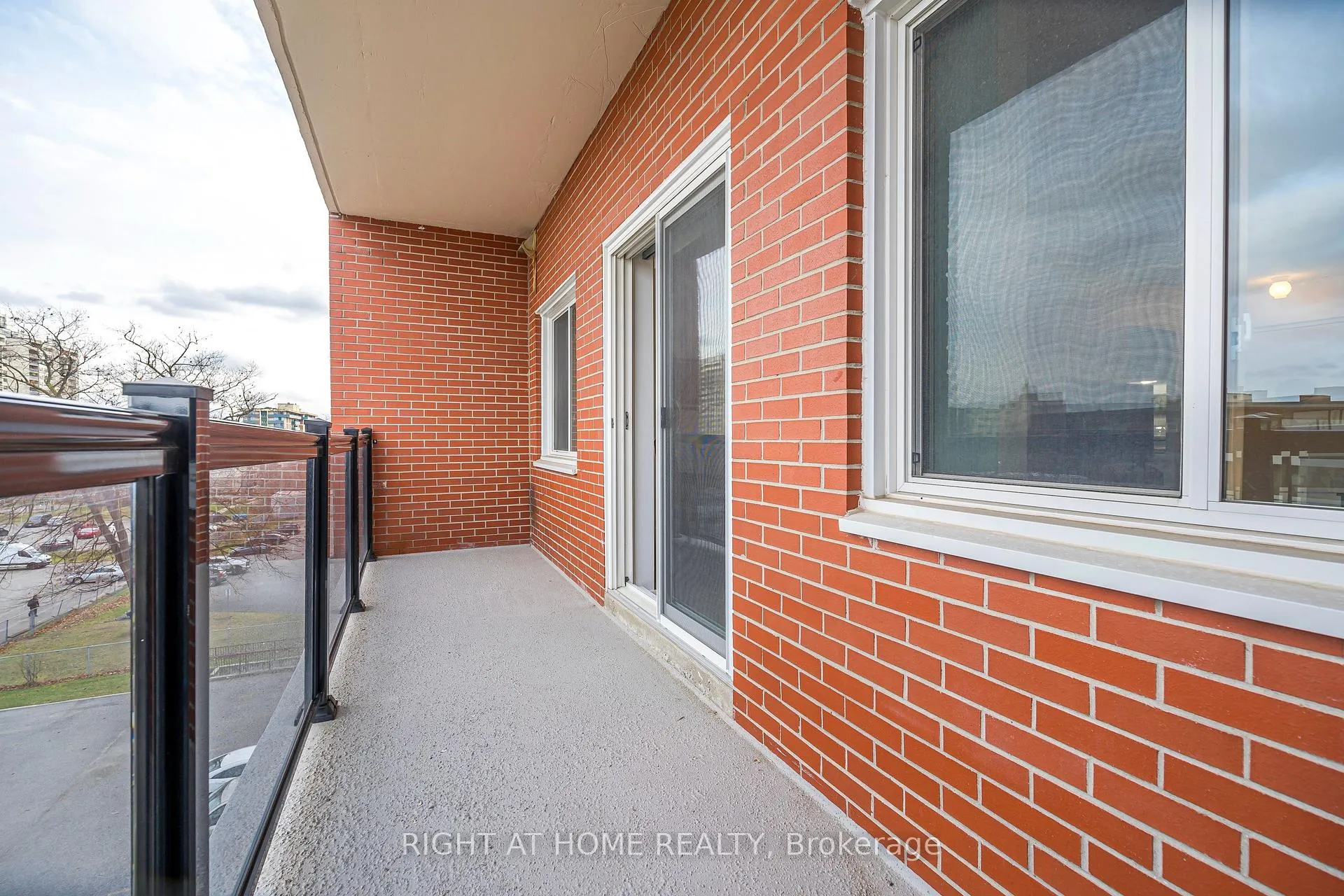 Photo 12 of Unit 506, 131 Taunton Road E, Oshawa, Centennial — HOMEH