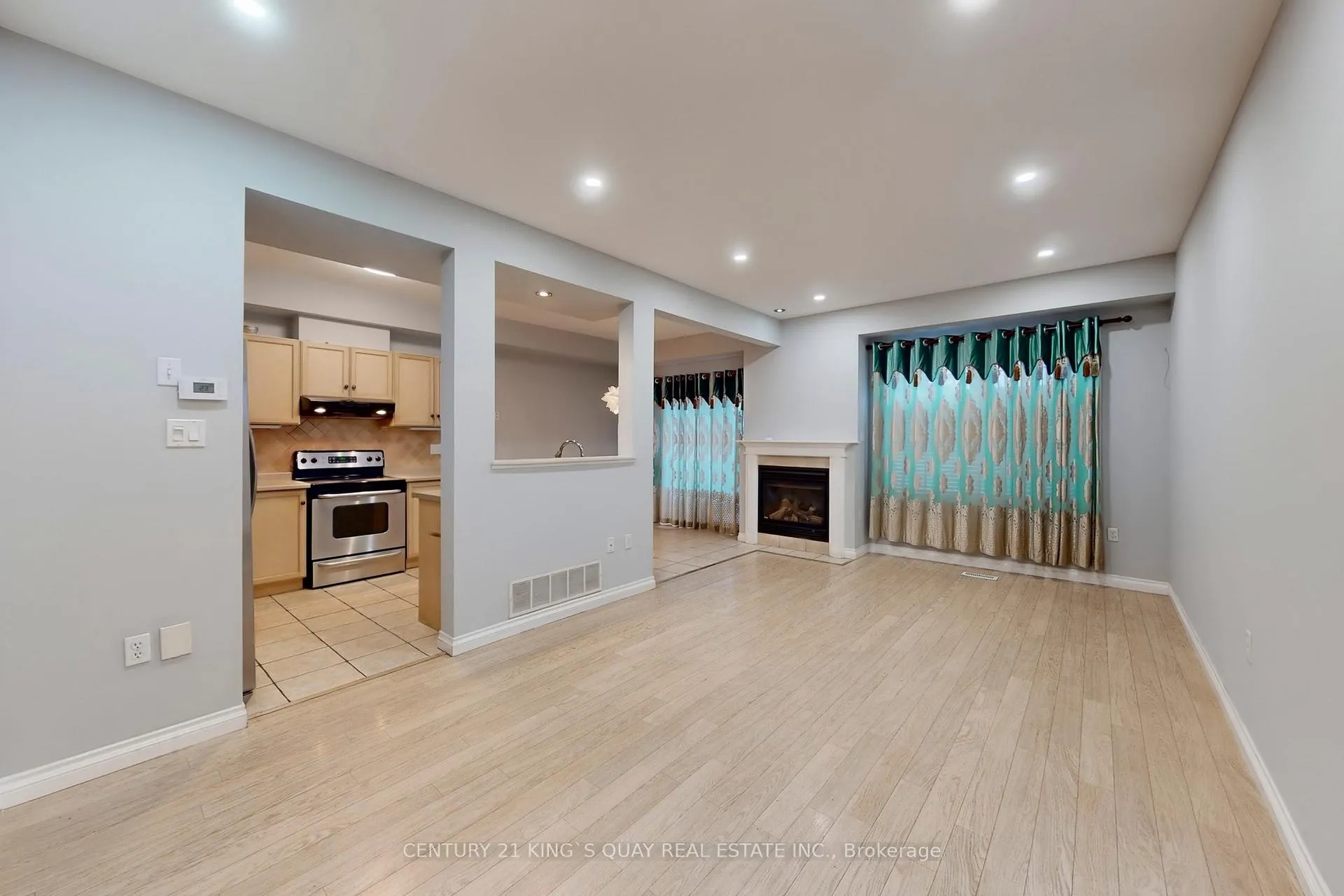 Photo 5 of Unit 21, 232 stonehenge Drive, Hamilton, Ancaster — HOMEH