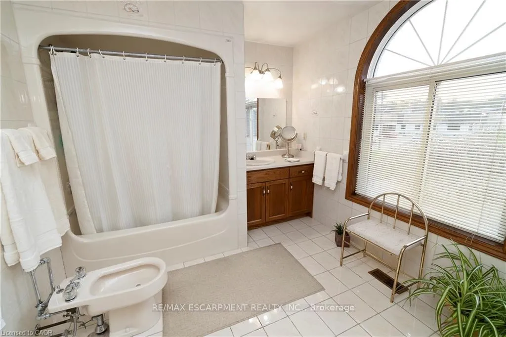 Photo 22 of 266 Sumach Drive, Burlington, Bayview — HOMEH