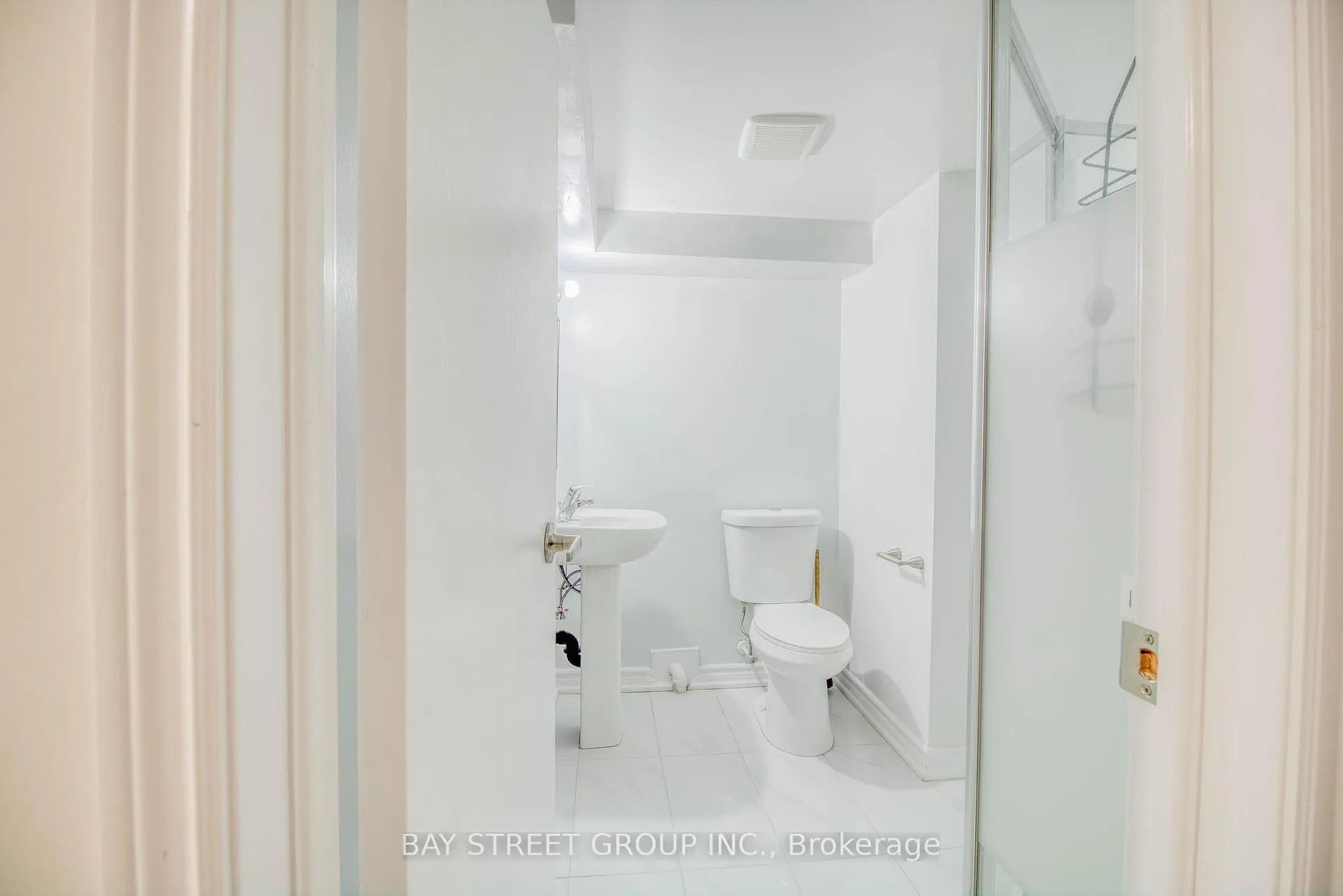 Photo 5 of Unit Basement #1, 65 Davis Road N, Aurora, Aurora Highlands — HOMEH