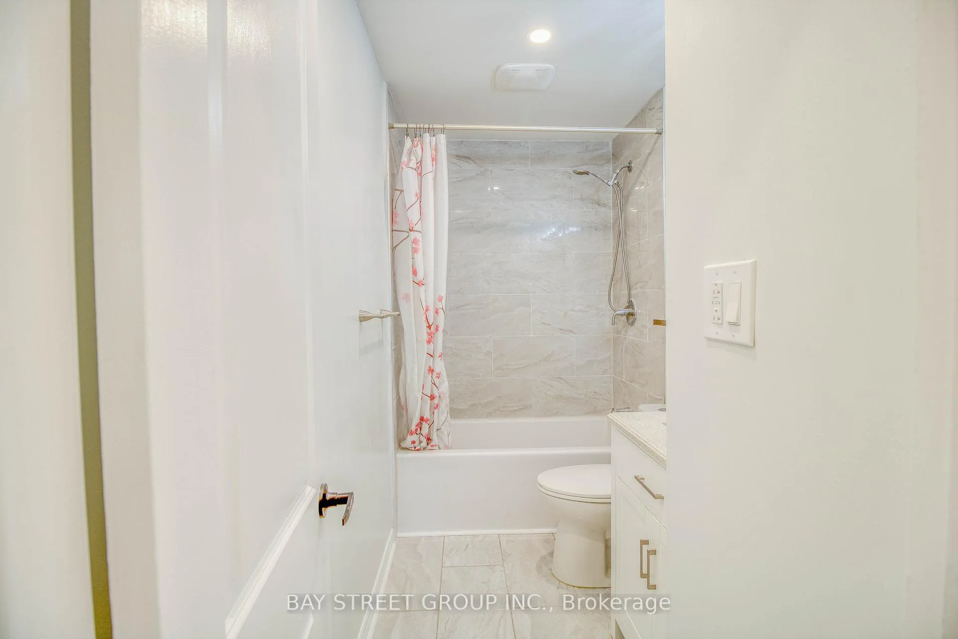 Photo 8 of Unit Main, 65 Davis Road, Aurora, Aurora Highlands — HOMEH