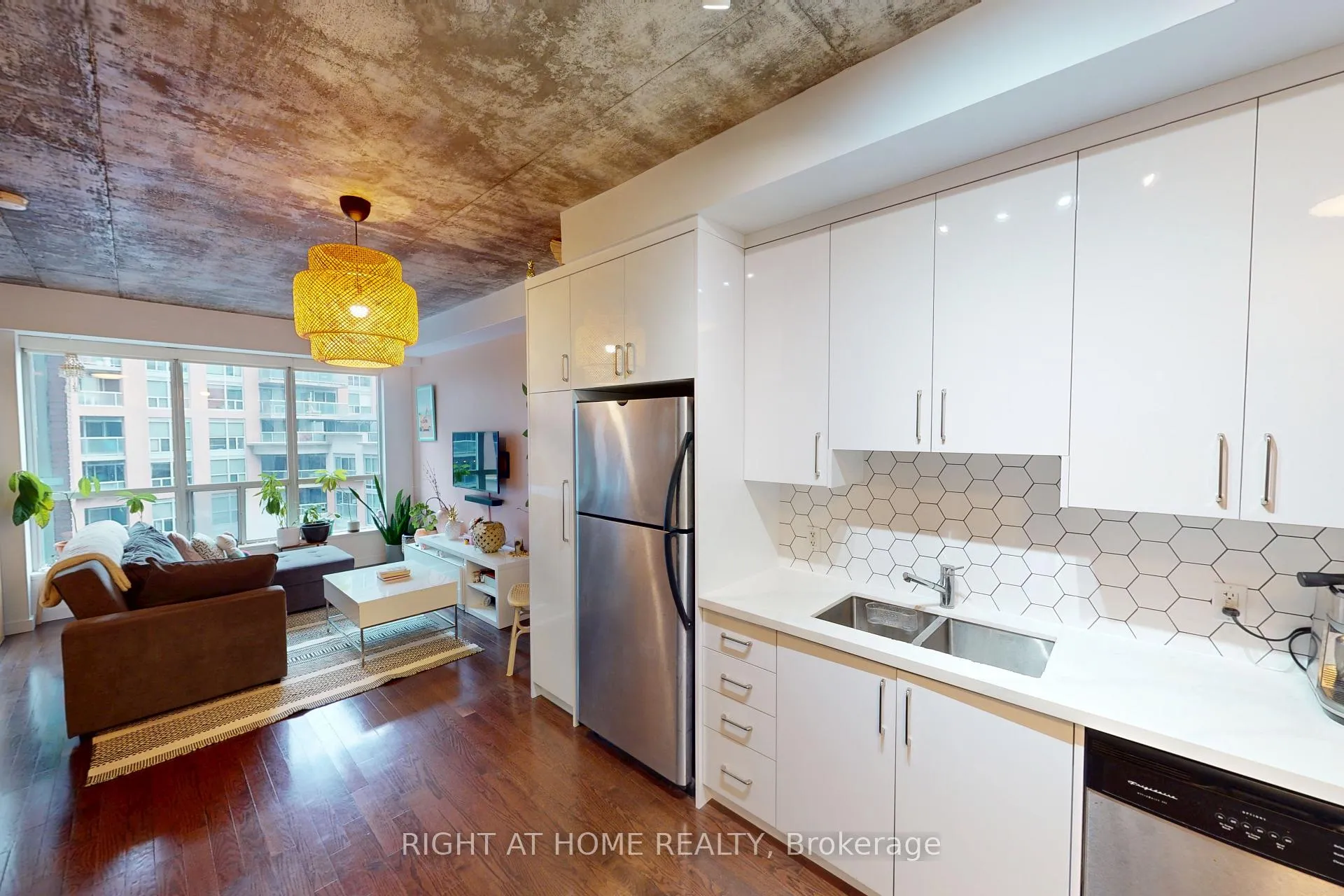 Photo 2 of Unit 403, 1 Shaw Street, Toronto, Niagara — HOMEH