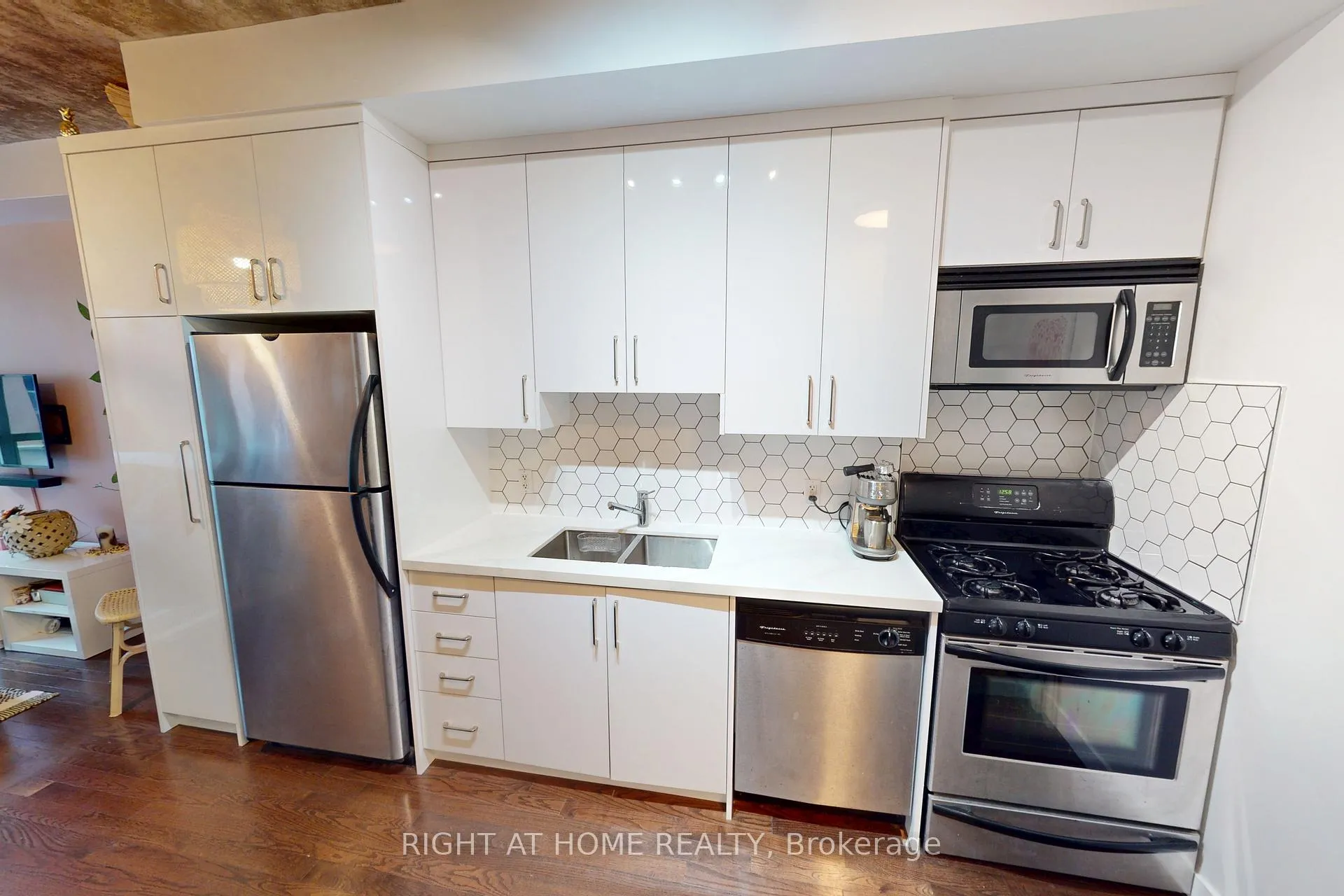 Photo 5 of Unit 403, 1 Shaw Street, Toronto, Niagara — HOMEH