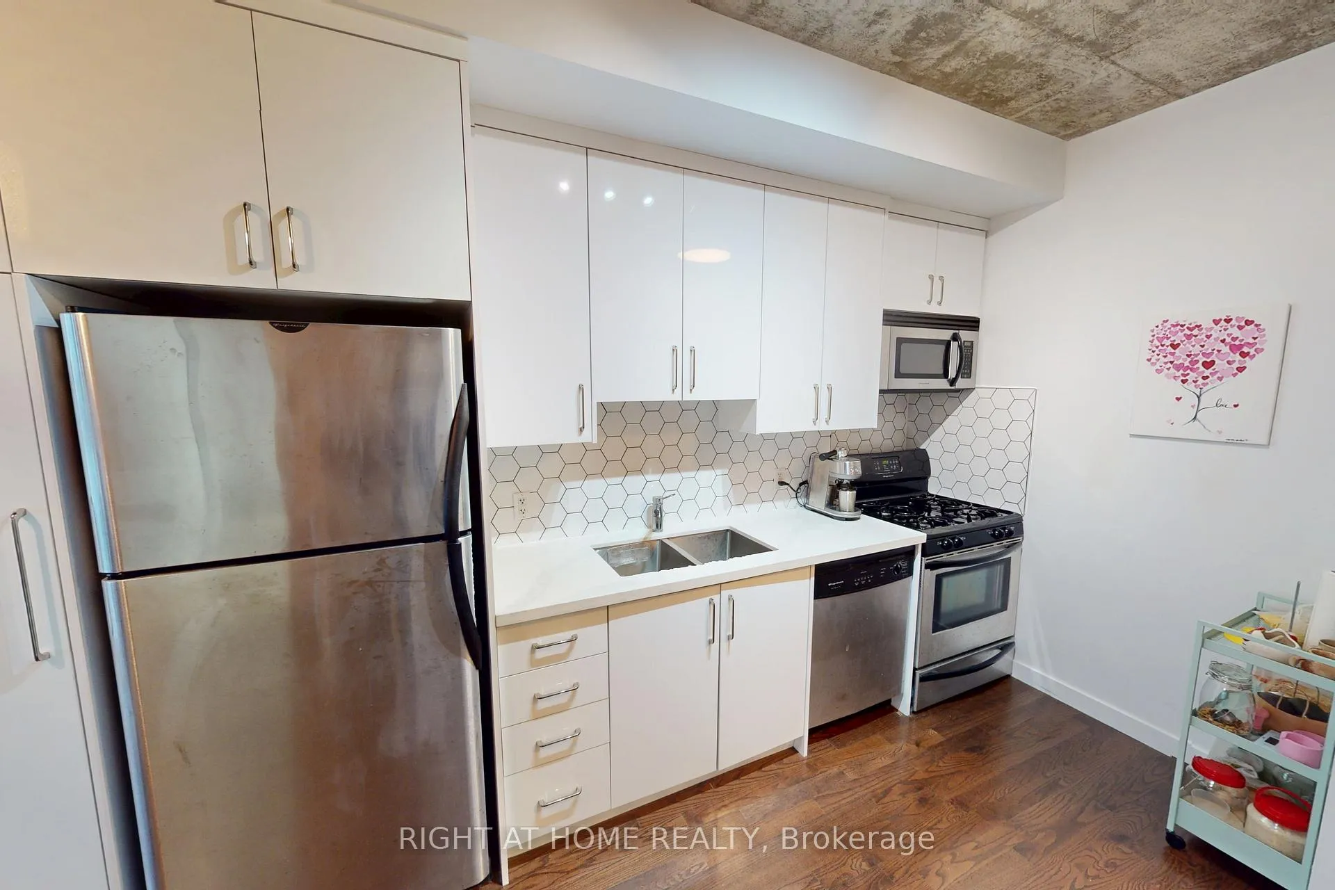 Photo 6 of Unit 403, 1 Shaw Street, Toronto, Niagara — HOMEH