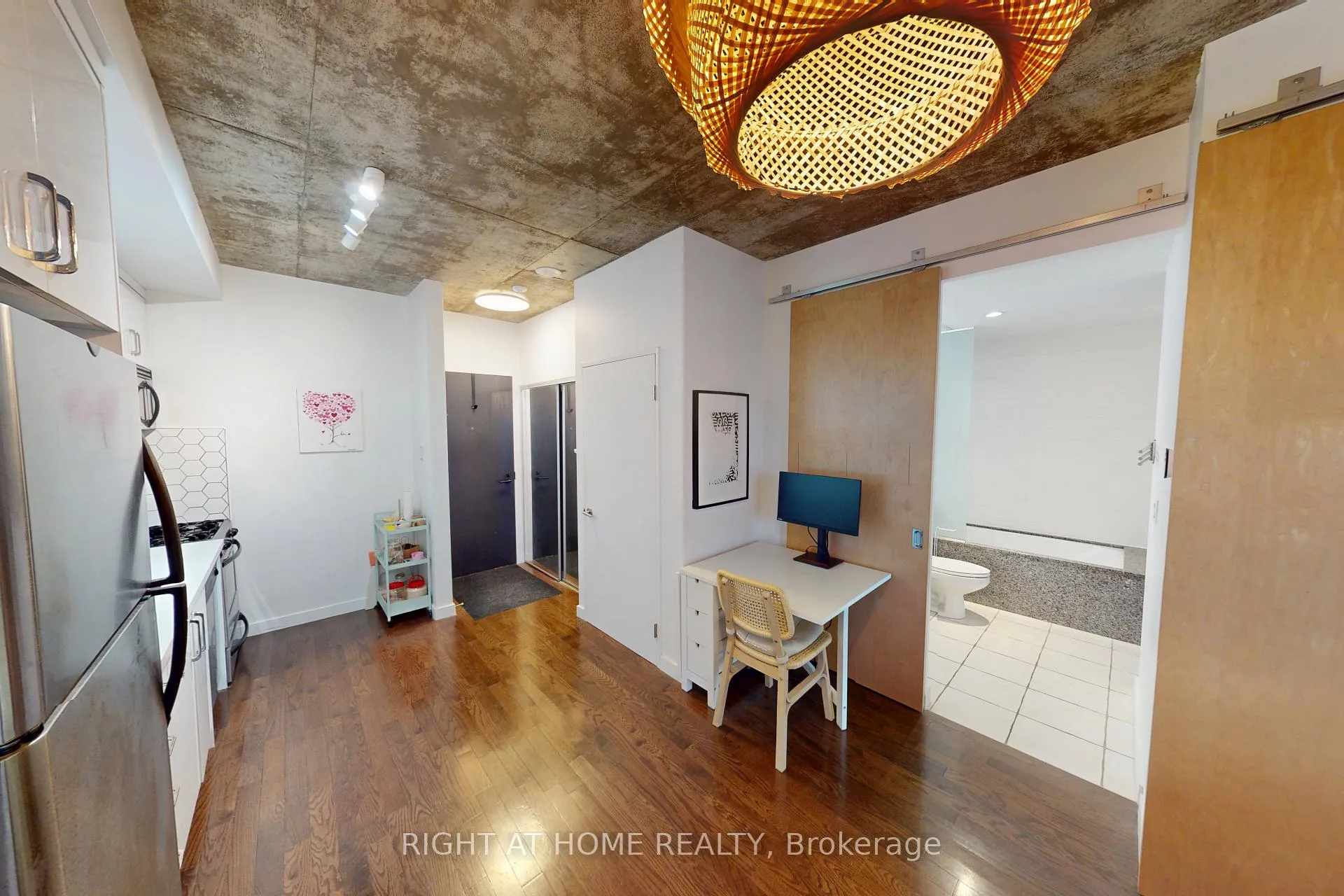 Photo 9 of Unit 403, 1 Shaw Street, Toronto, Niagara — HOMEH