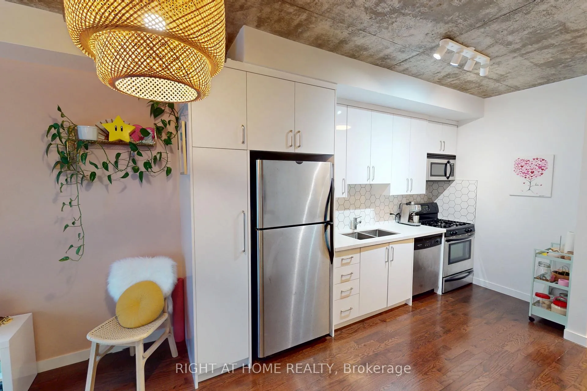 Photo 10 of Unit 403, 1 Shaw Street, Toronto, Niagara — HOMEH