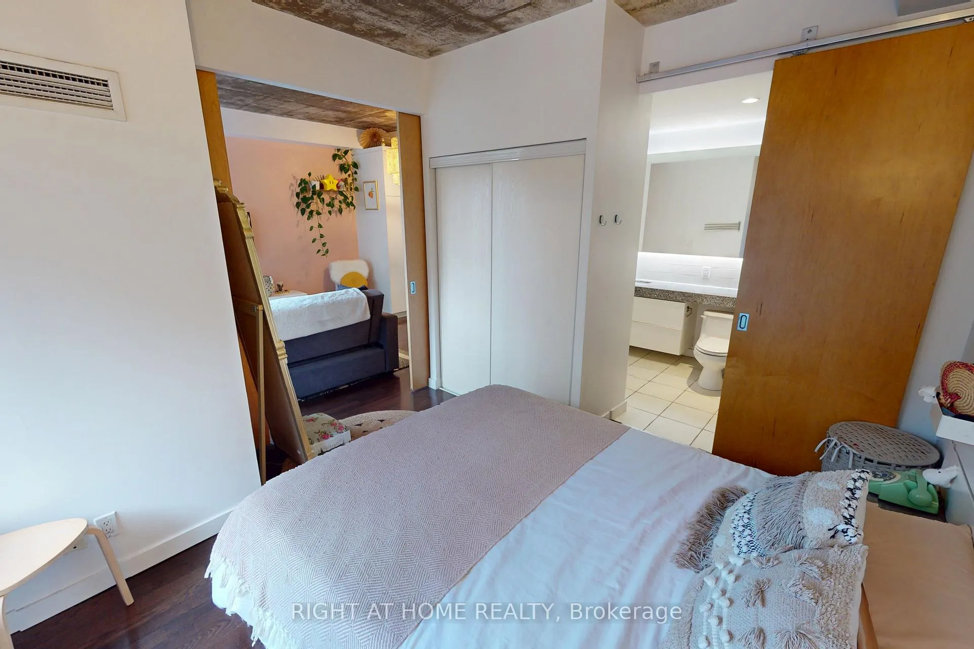 Photo 22 of Unit 403, 1 Shaw Street, Toronto, Niagara — HOMEH