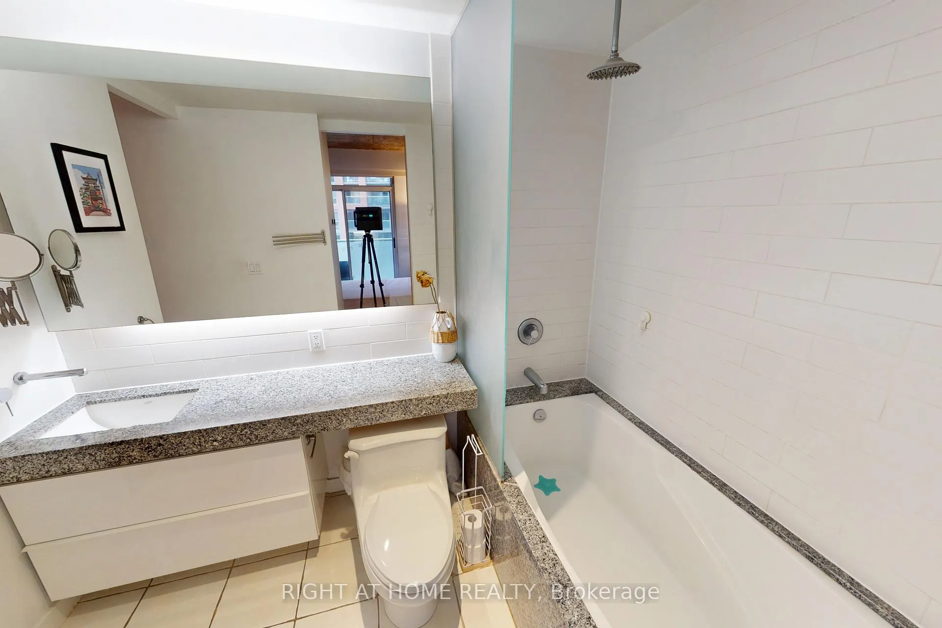 Photo 24 of Unit 403, 1 Shaw Street, Toronto, Niagara — HOMEH