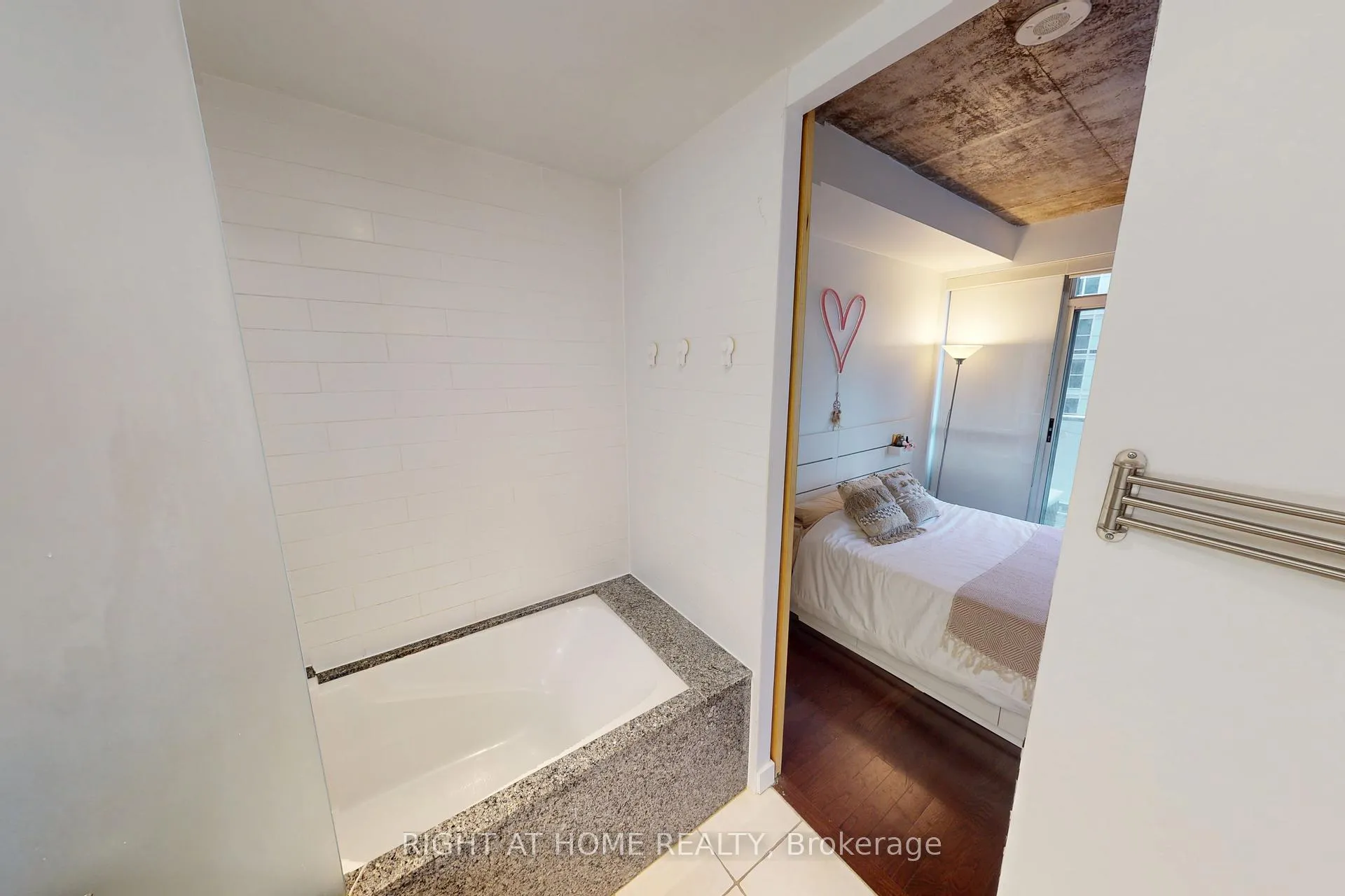 Photo 26 of Unit 403, 1 Shaw Street, Toronto, Niagara — HOMEH