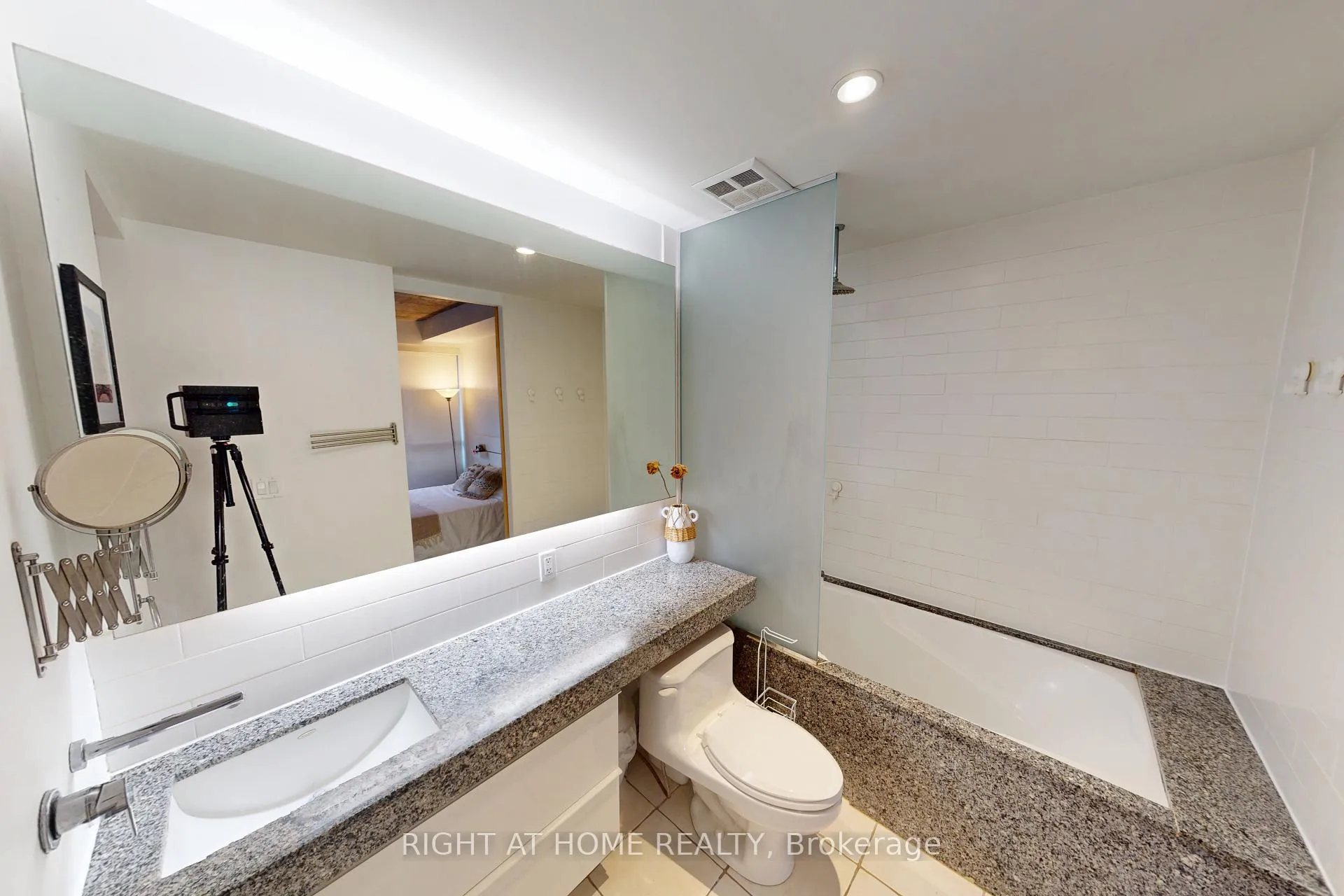 Photo 27 of Unit 403, 1 Shaw Street, Toronto, Niagara — HOMEH