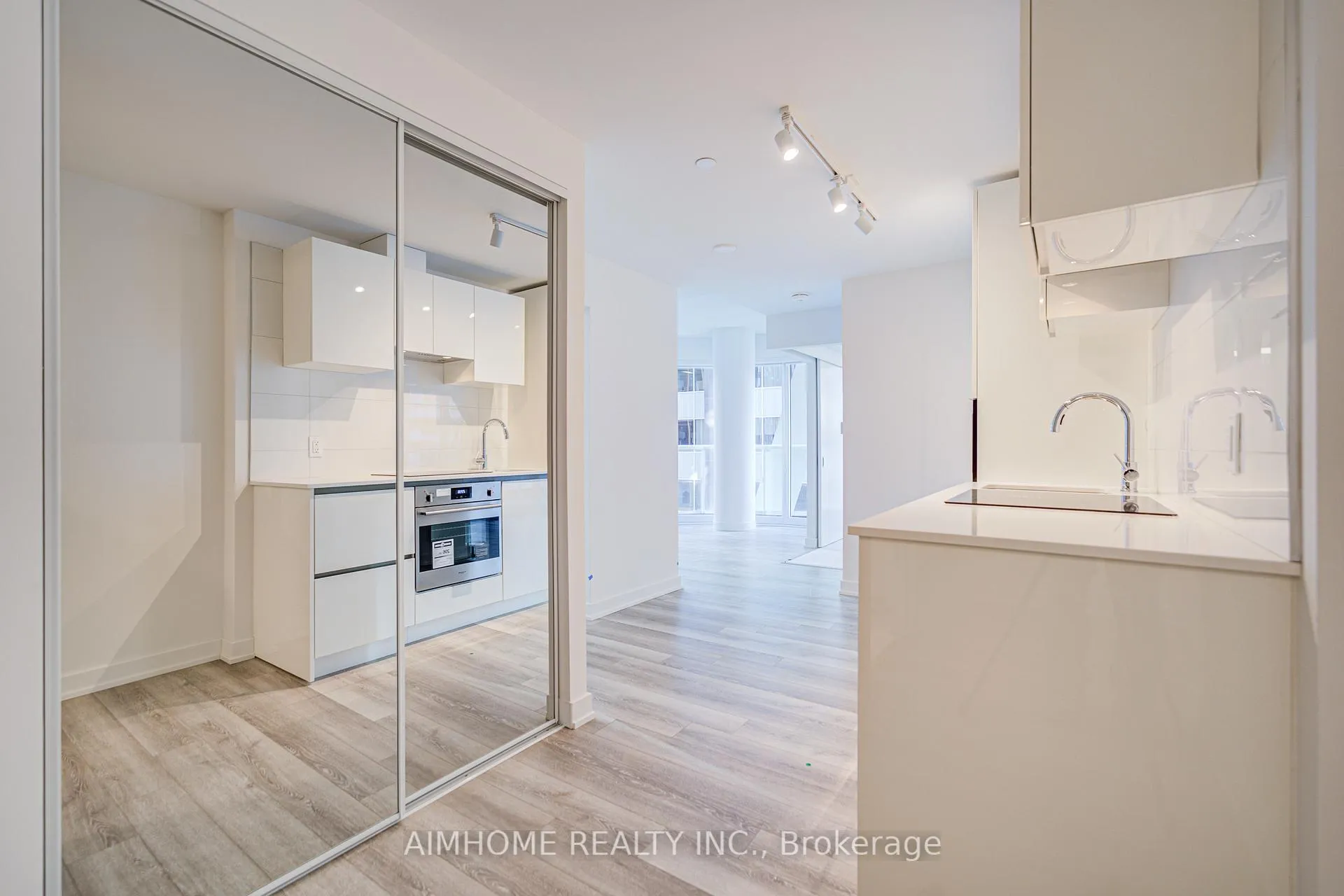 Photo 5 of Unit 2412, 230 Simcoe Street, Toronto, Kensington-Chinatown — HOMEH