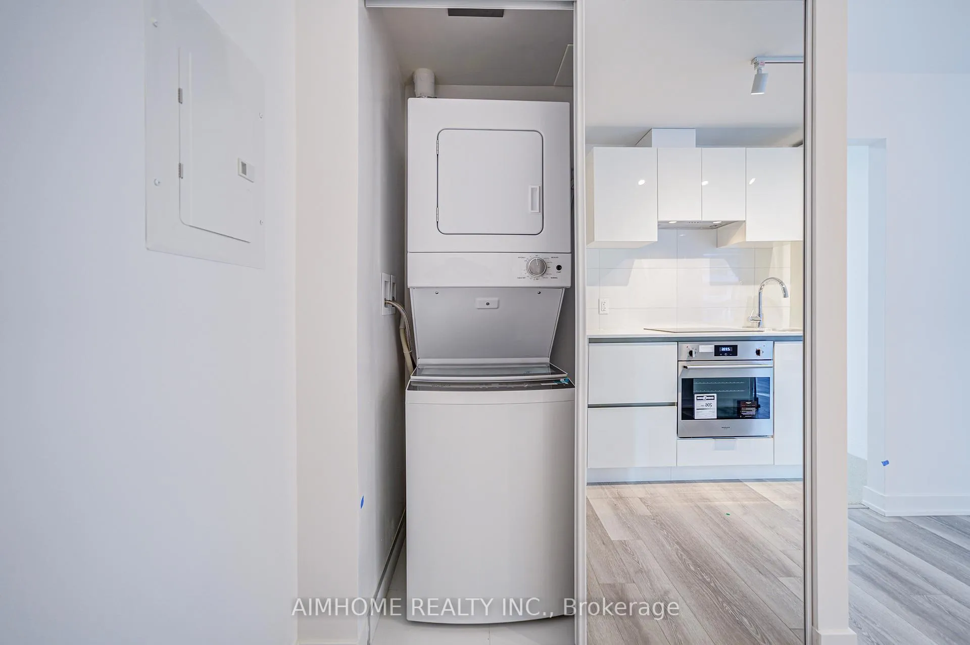 Photo 6 of Unit 2412, 230 Simcoe Street, Toronto, Kensington-Chinatown — HOMEH