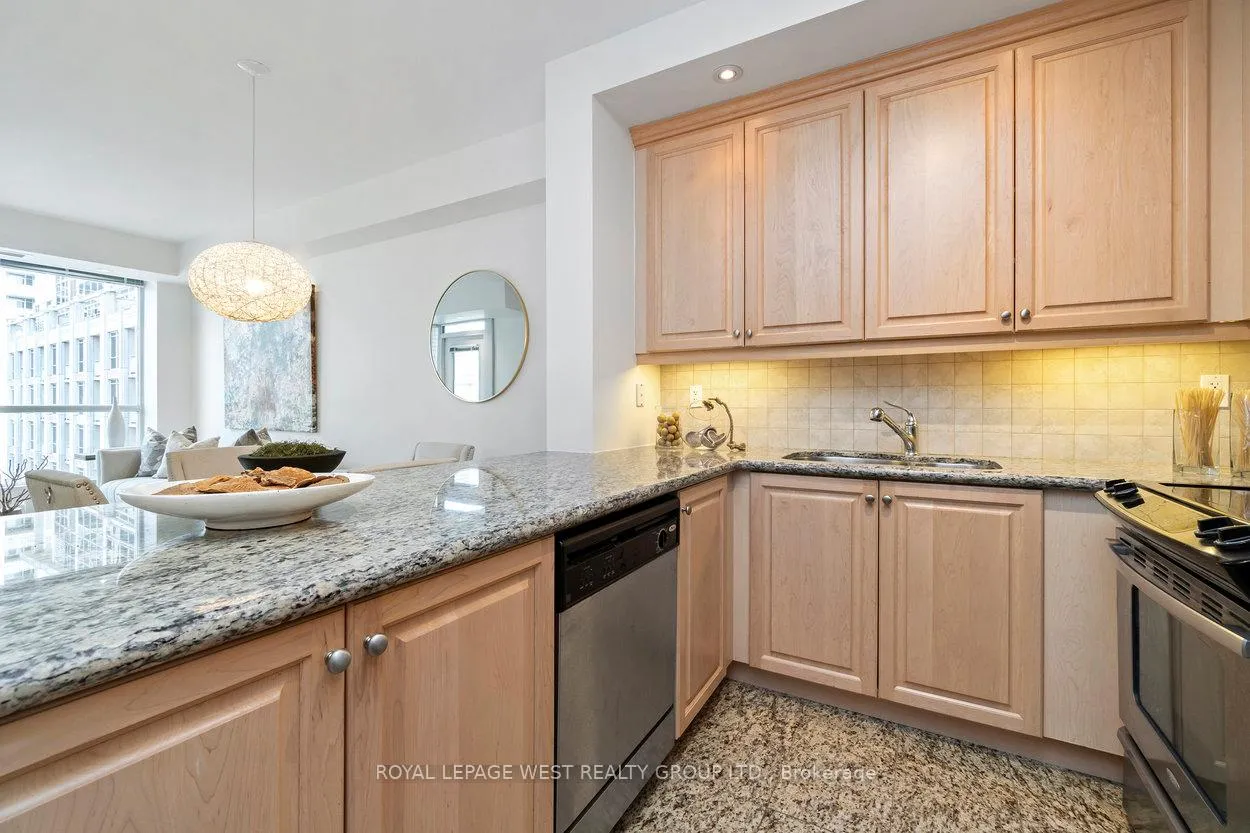 Photo 14 of Unit 809, 628 Fleet Street, Toronto, Niagara — HOMEH