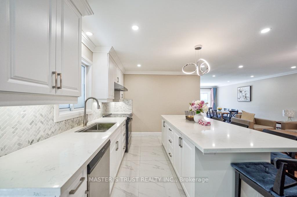 Photo 15 of 127 Batson Drive, Aurora, Aurora Village — HOMEH