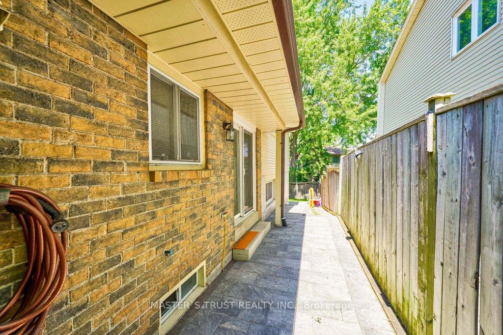 Photo 30 of 127 Batson Drive, Aurora, Aurora Village — HOMEH