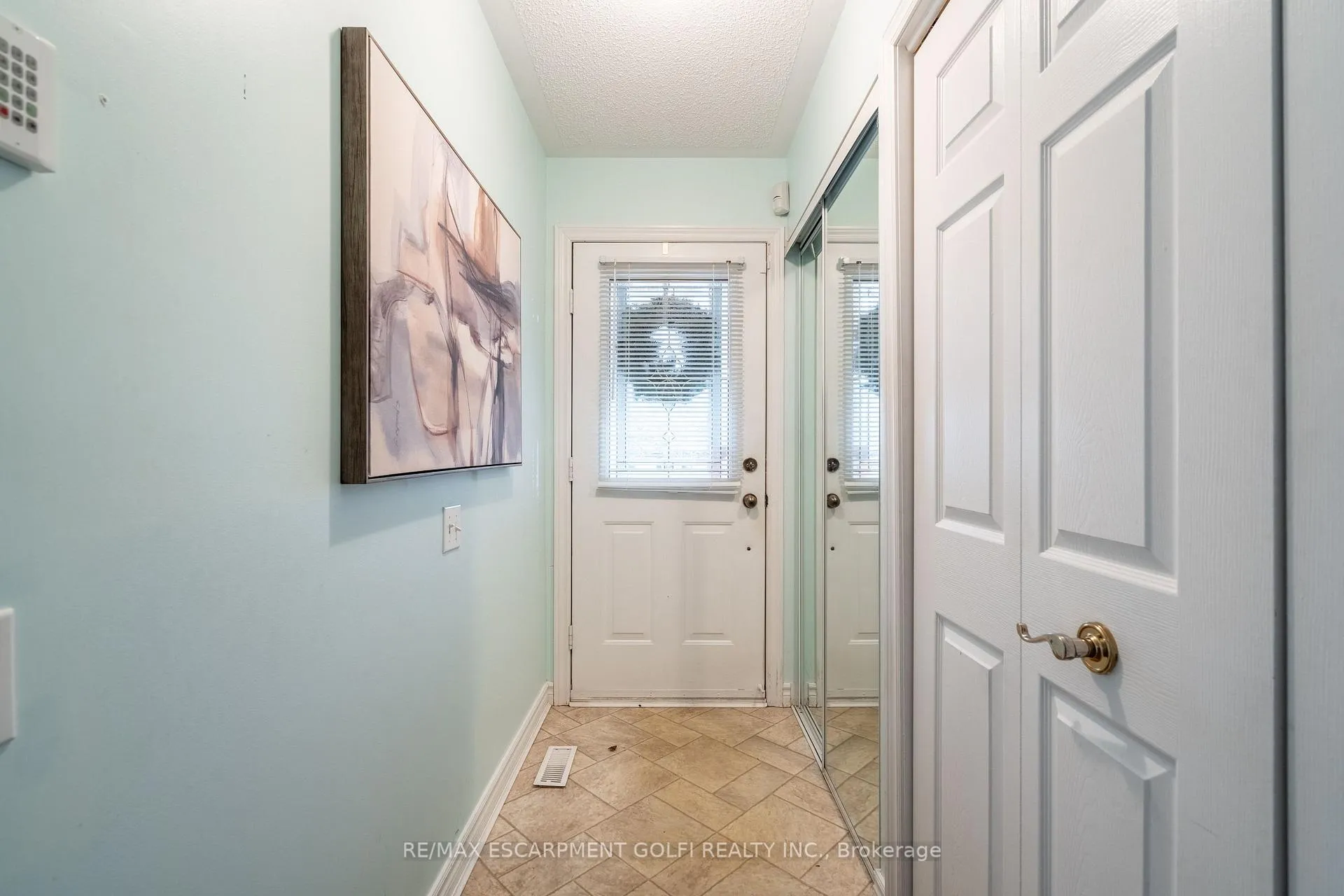 Photo 4 of 345 Silverbirch Boulevard, Hamilton, Mount Hope — HOMEH
