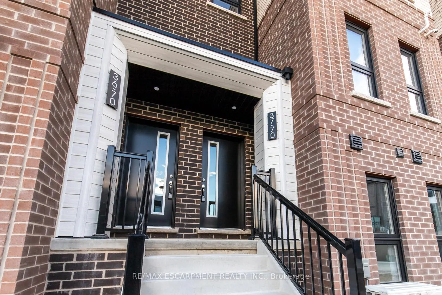 Photo 2 of Unit 37, 70 Kenesky Drive, Hamilton, Waterdown — HOMEH