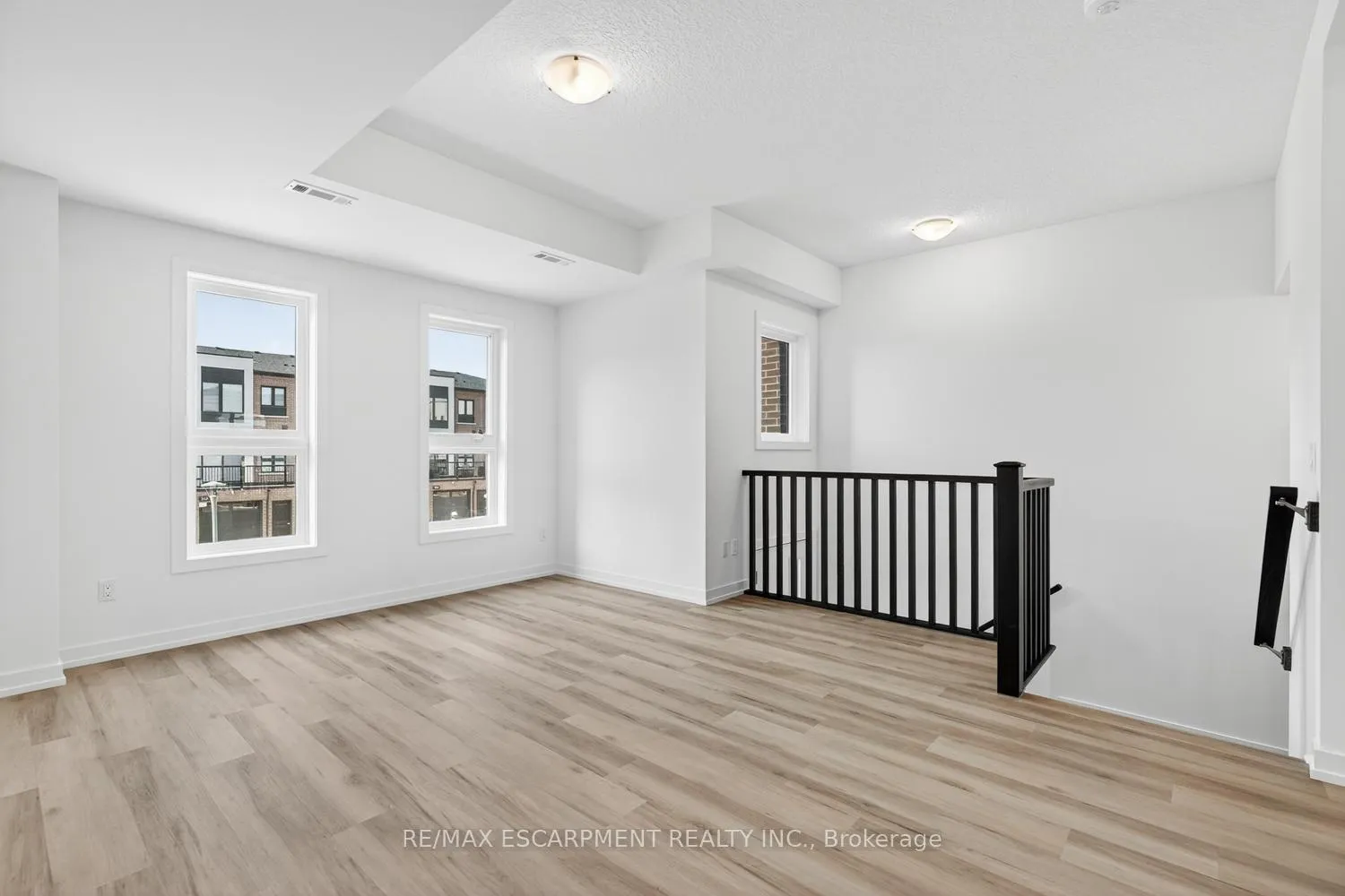 Photo 5 of Unit 37, 70 Kenesky Drive, Hamilton, Waterdown — HOMEH