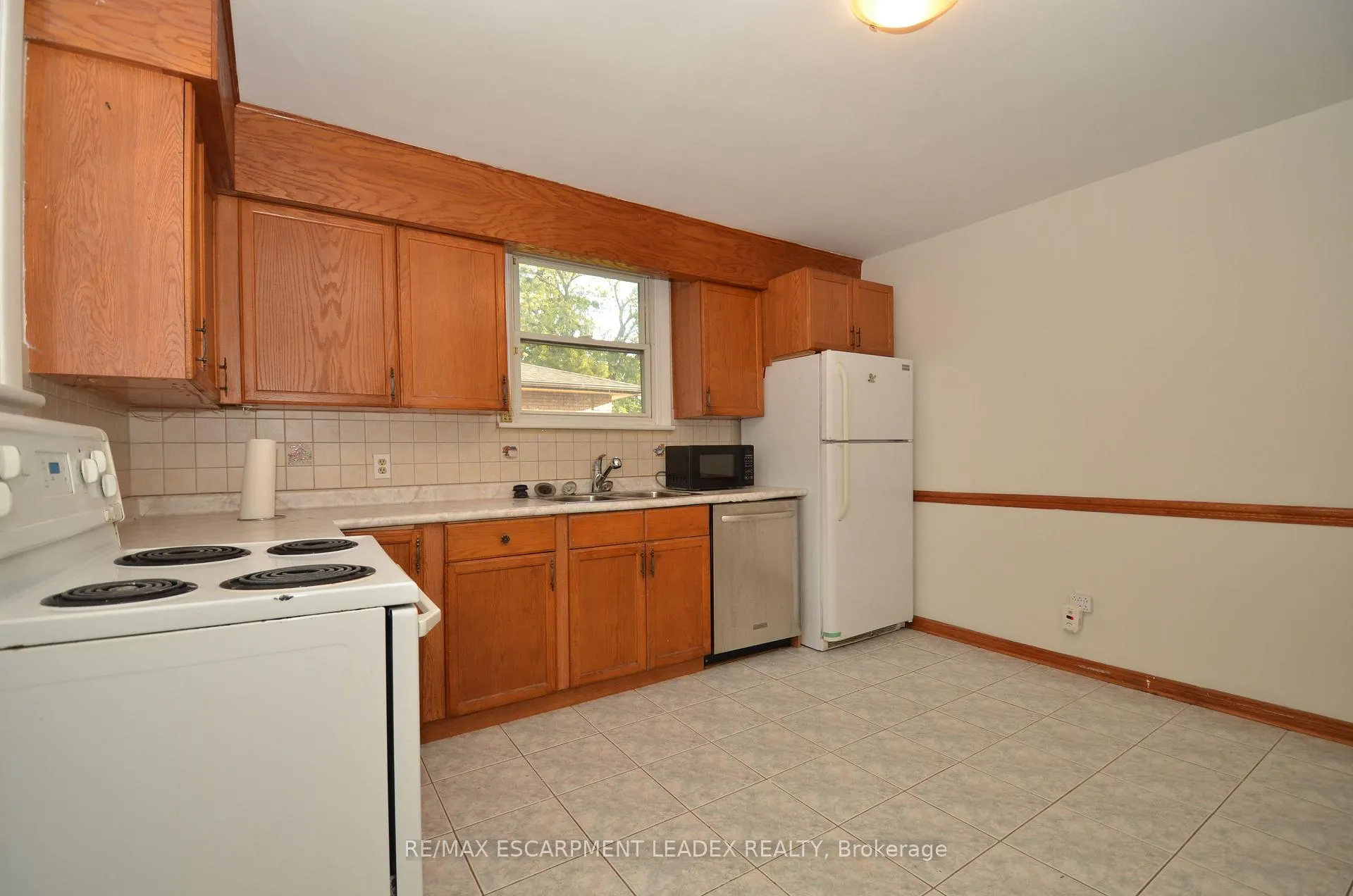 Photo 8 of 490 Springbrook Avenue, Hamilton, Ancaster — HOMEH