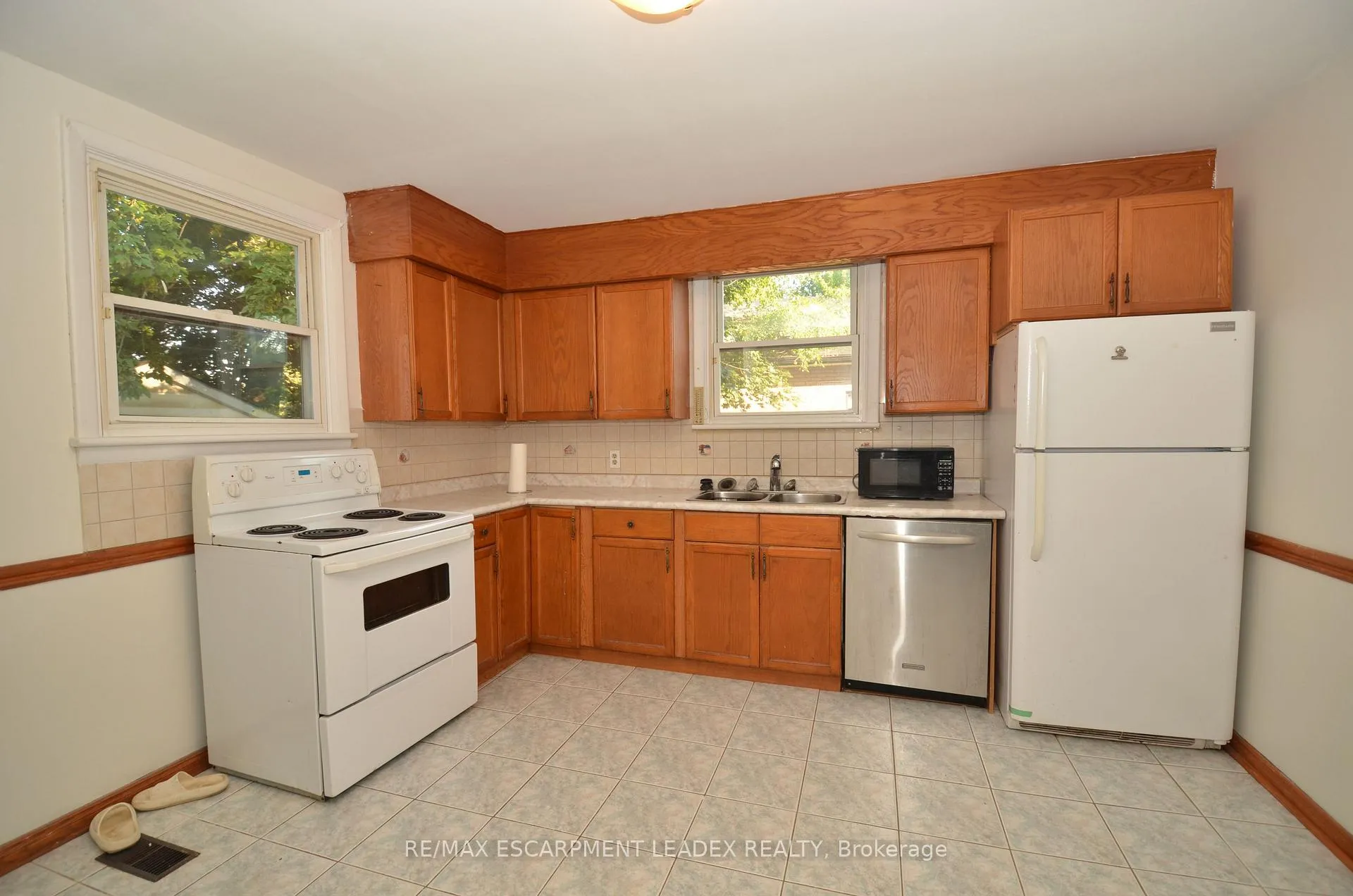 Photo 9 of 490 Springbrook Avenue, Hamilton, Ancaster — HOMEH