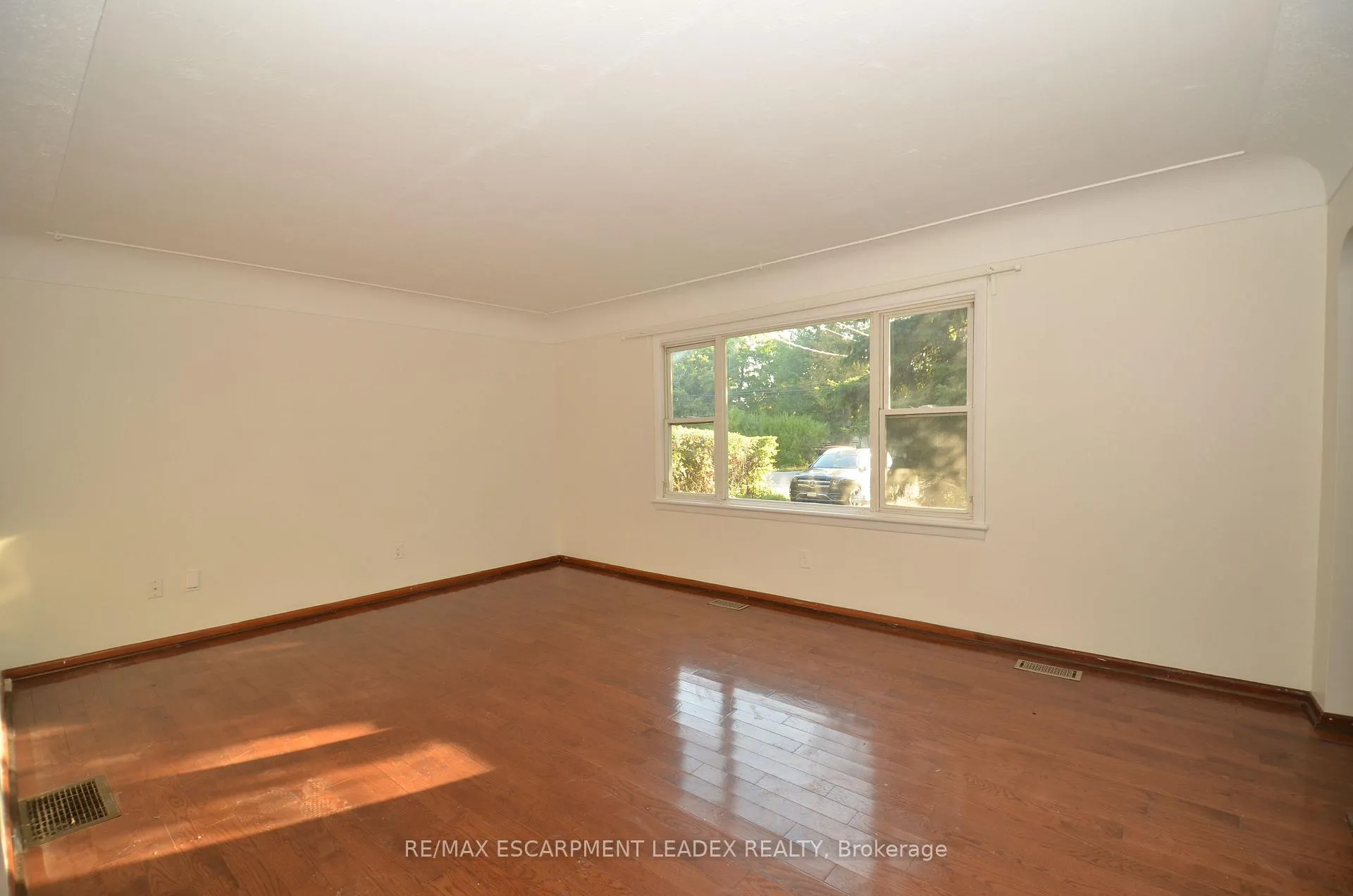 Photo 11 of 490 Springbrook Avenue, Hamilton, Ancaster — HOMEH