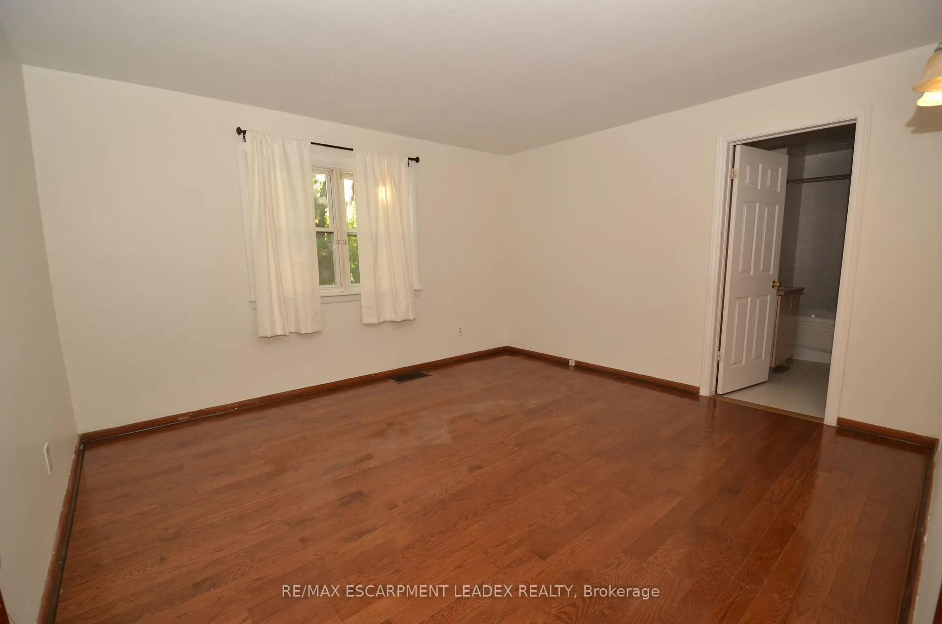Photo 14 of 490 Springbrook Avenue, Hamilton, Ancaster — HOMEH