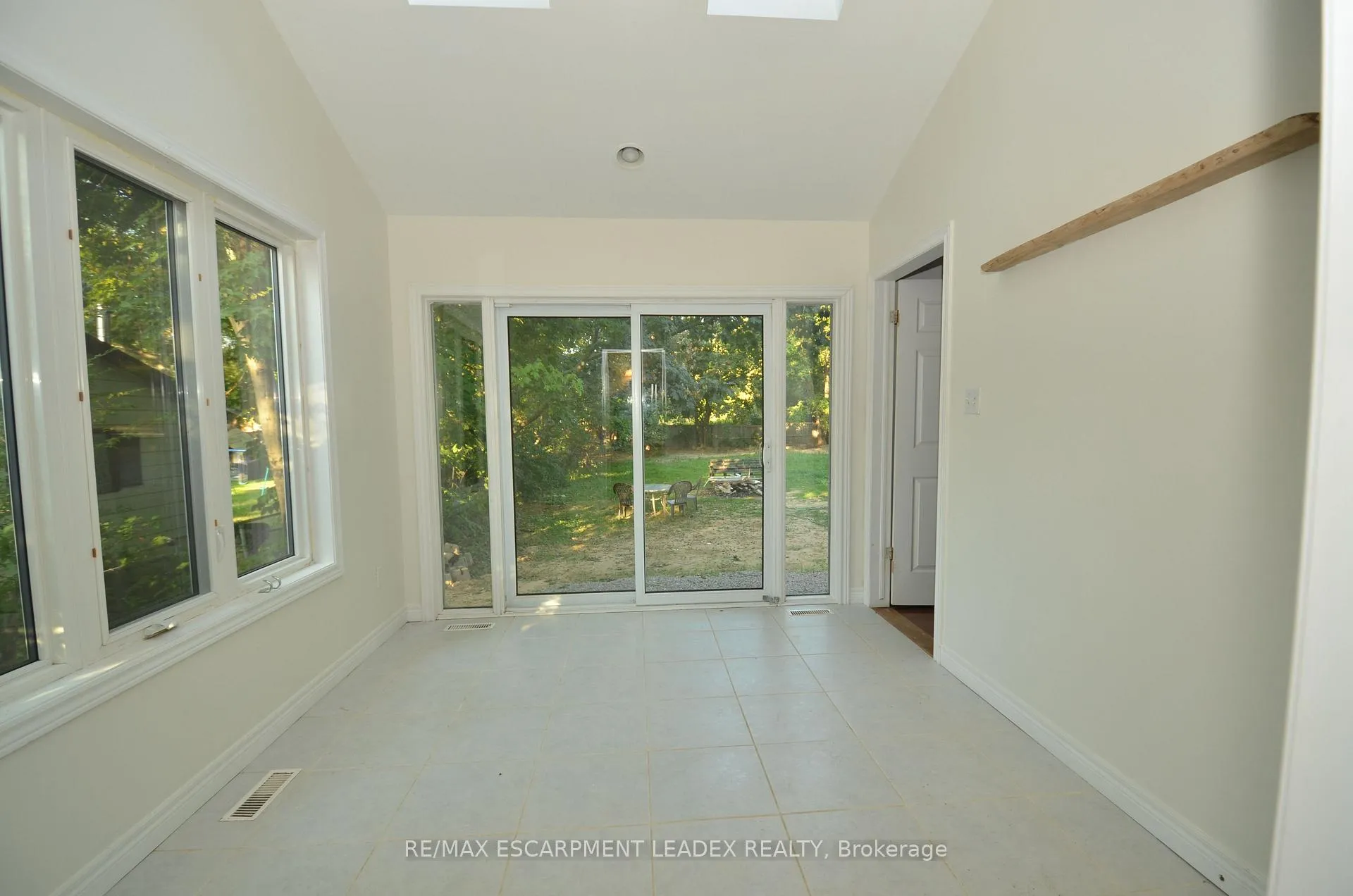 Photo 21 of 490 Springbrook Avenue, Hamilton, Ancaster — HOMEH