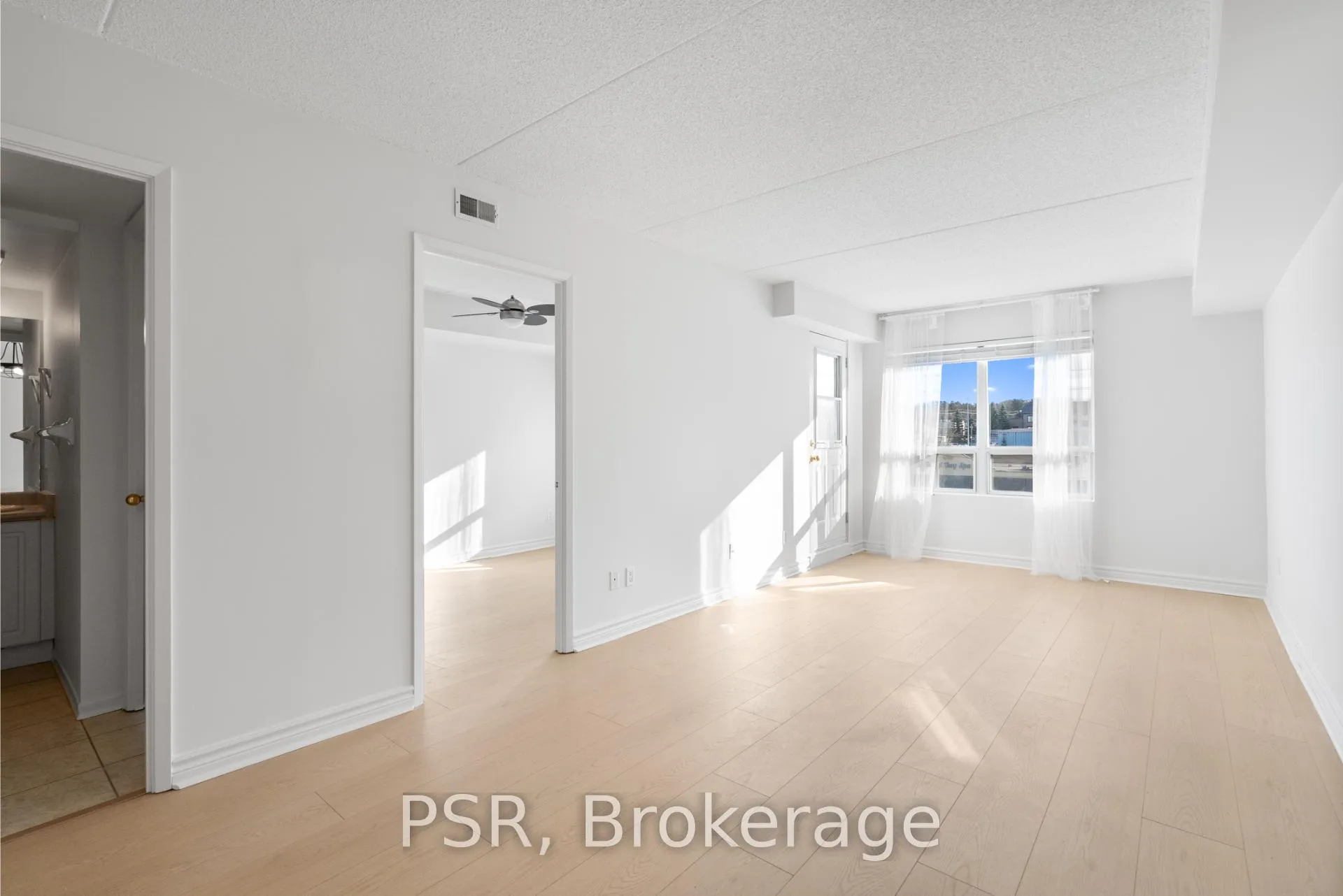 Photo 2 of Unit 303, 160 Wellington Street E, Aurora, Aurora Village — HOMEH