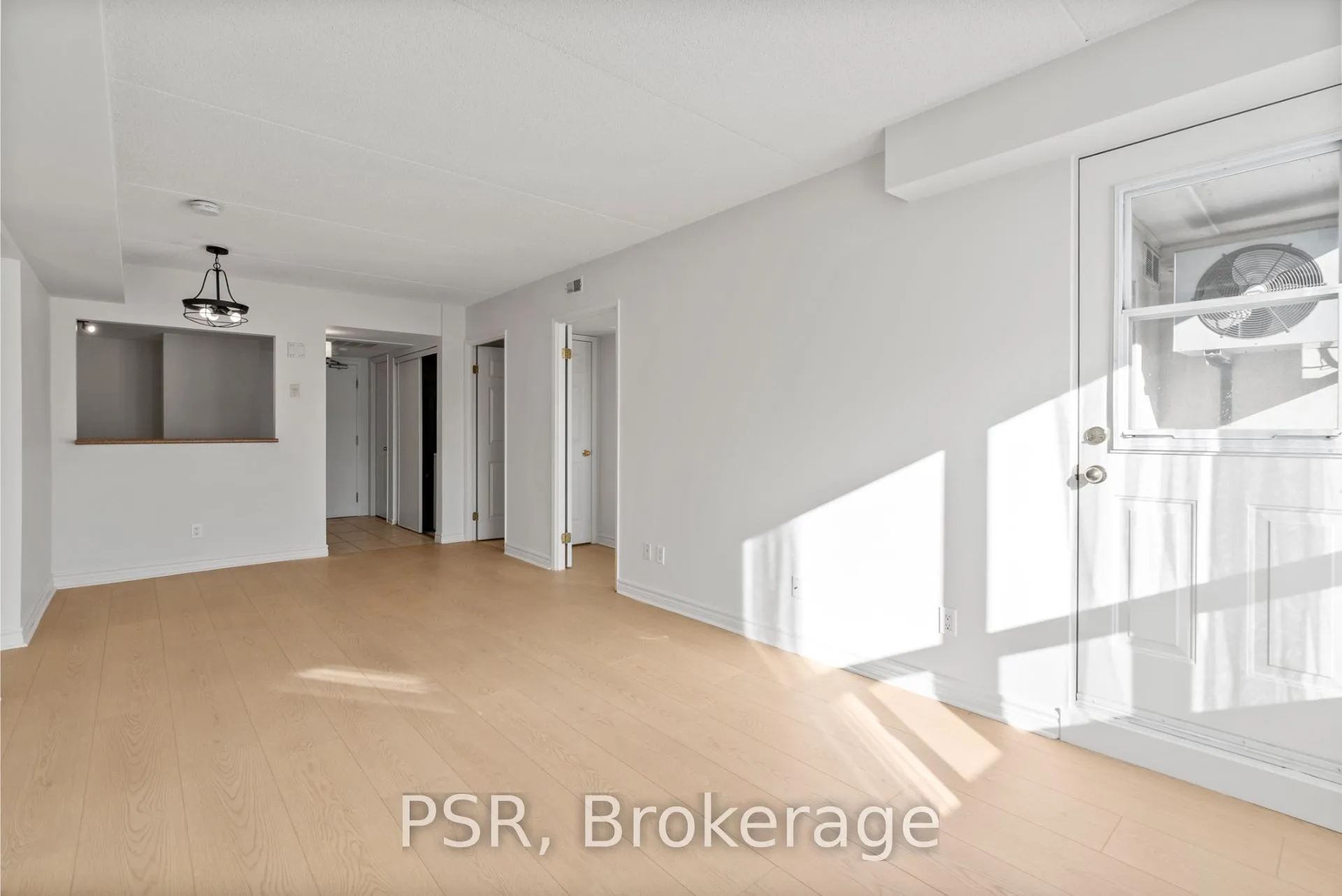 Photo 4 of Unit 303, 160 Wellington Street E, Aurora, Aurora Village — HOMEH