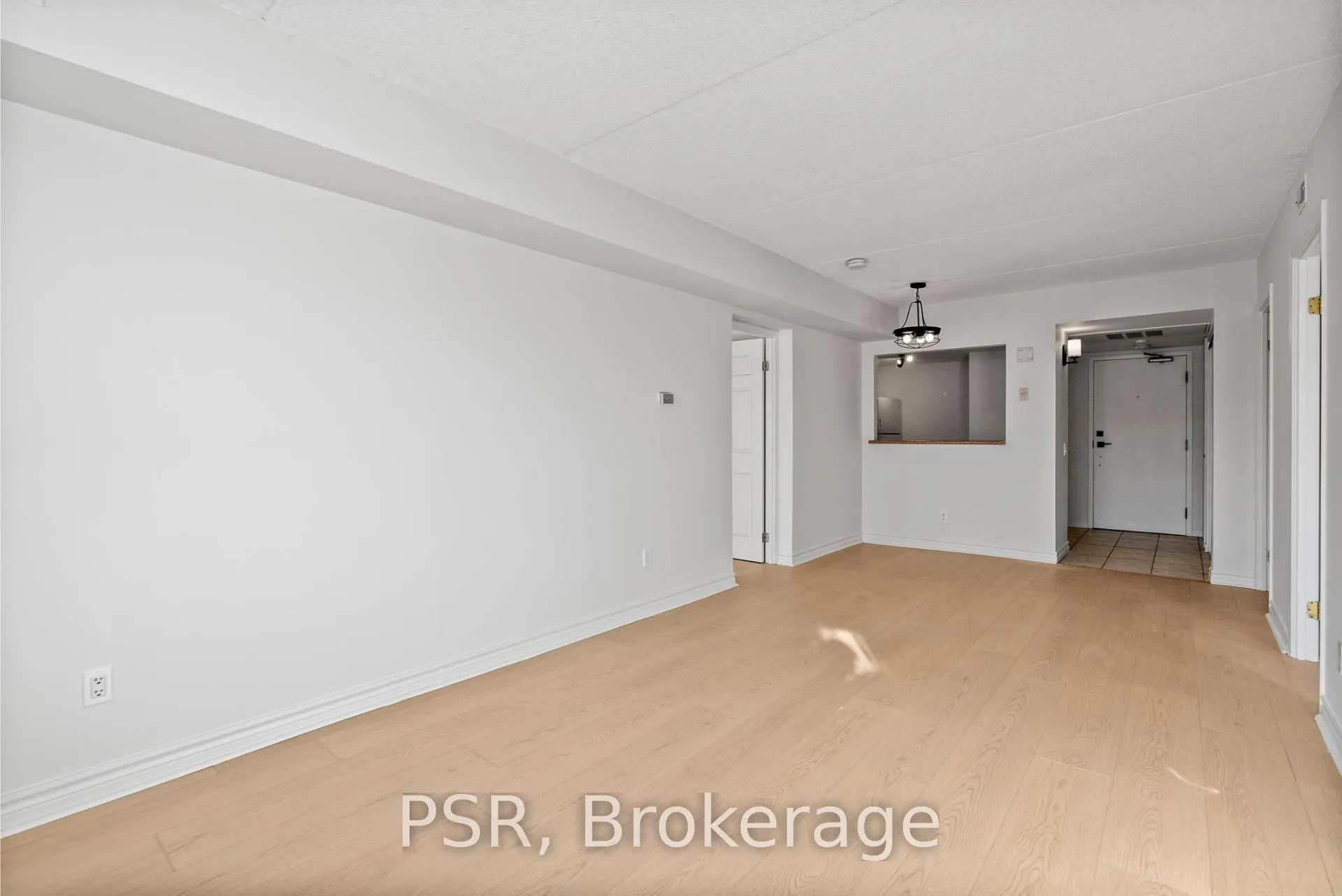 Photo 5 of Unit 303, 160 Wellington Street E, Aurora, Aurora Village — HOMEH