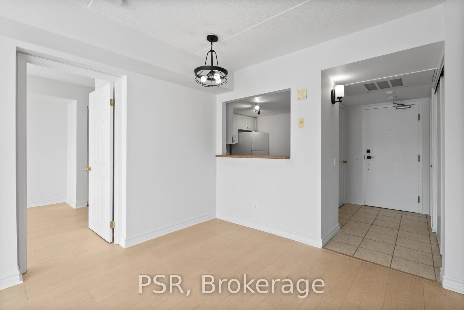 Photo 6 of Unit 303, 160 Wellington Street E, Aurora, Aurora Village — HOMEH