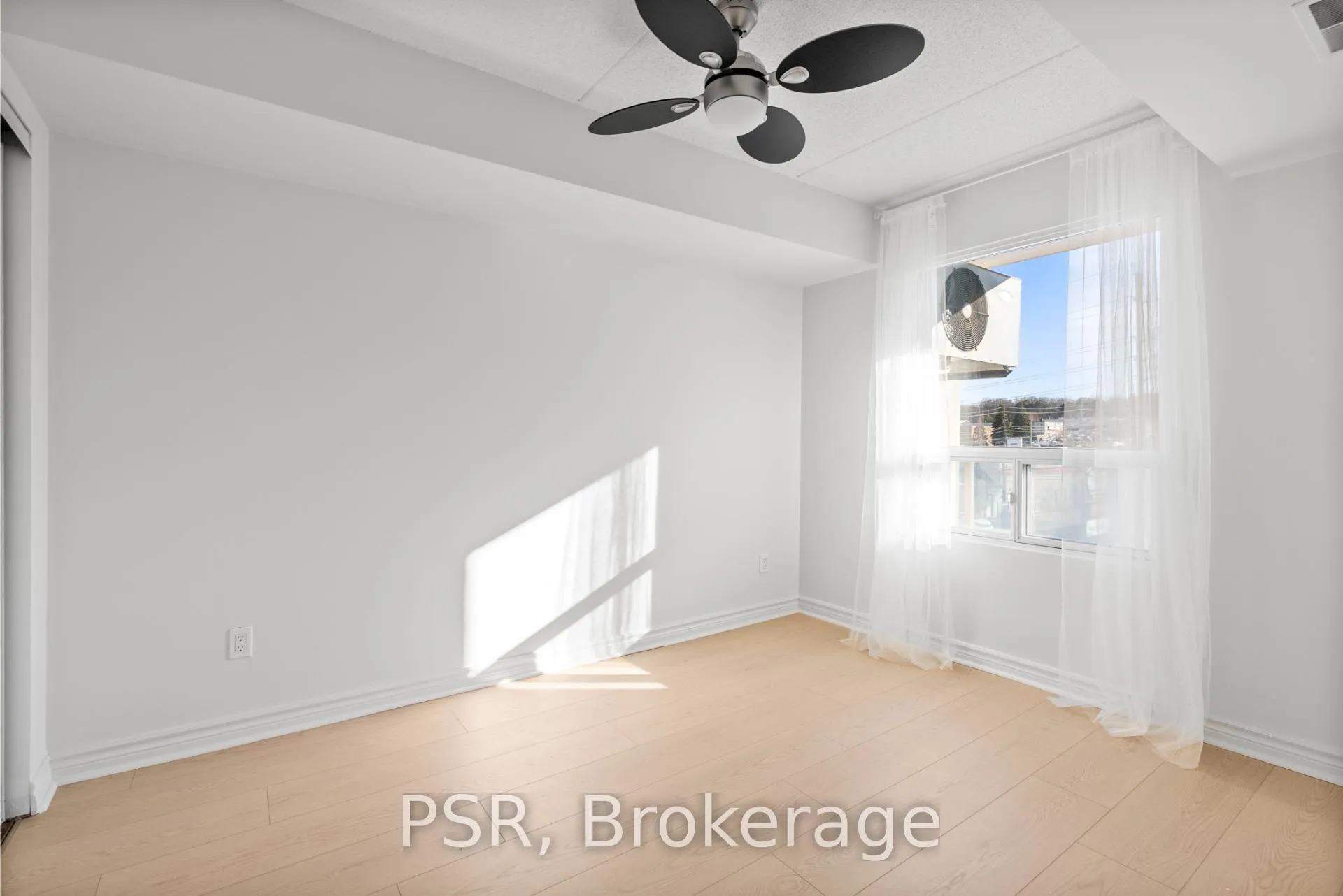 Photo 7 of Unit 303, 160 Wellington Street E, Aurora, Aurora Village — HOMEH