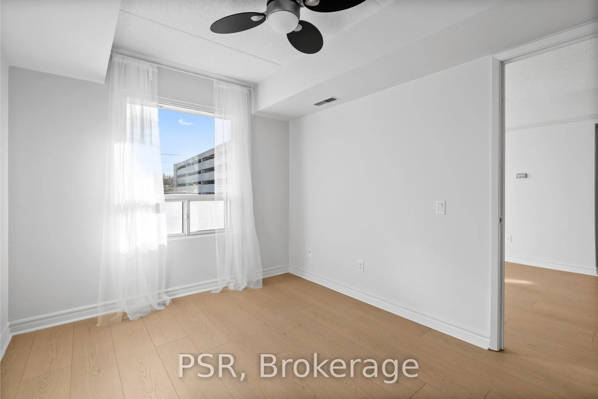 Photo 8 of Unit 303, 160 Wellington Street E, Aurora, Aurora Village — HOMEH