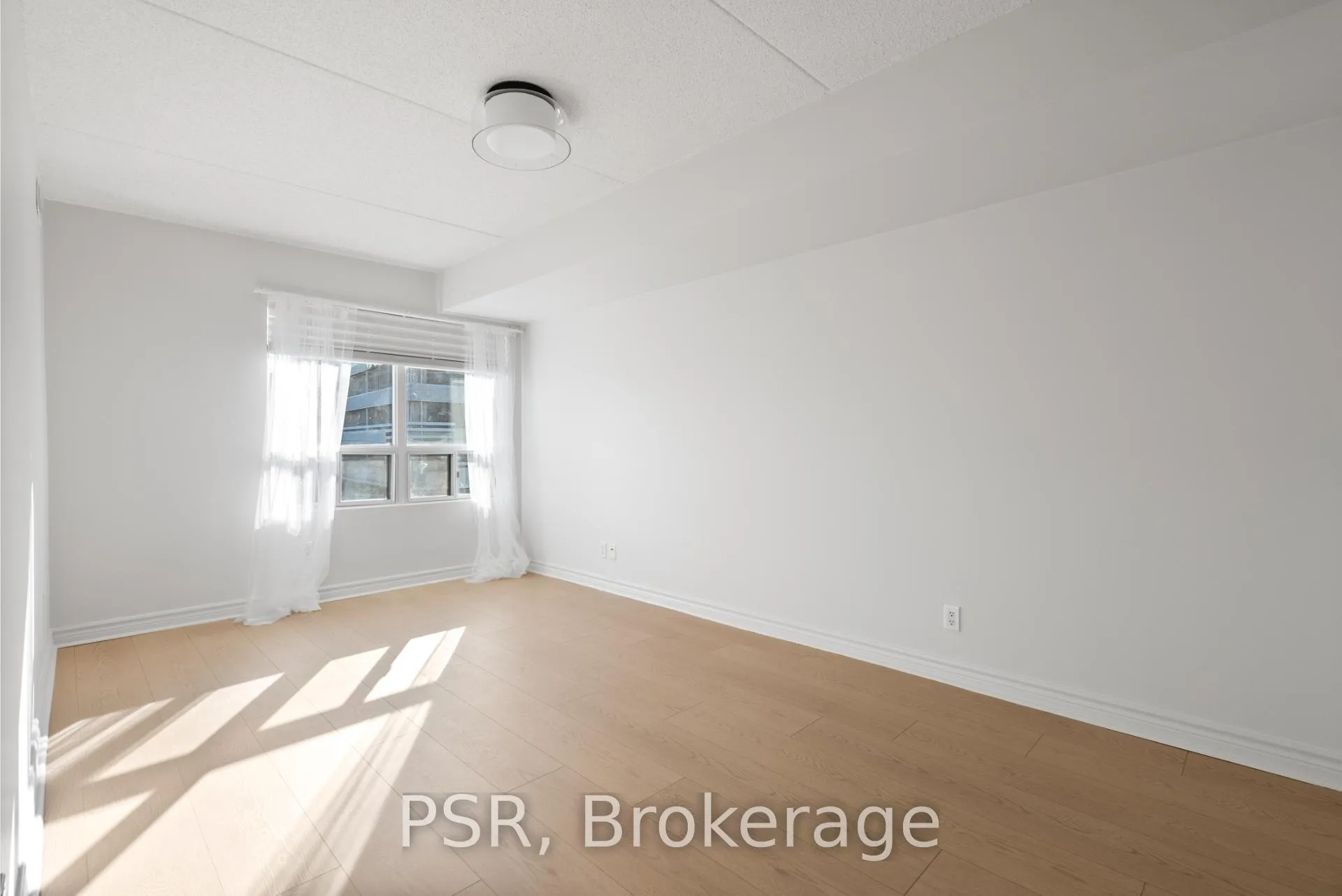 Photo 12 of Unit 303, 160 Wellington Street E, Aurora, Aurora Village — HOMEH