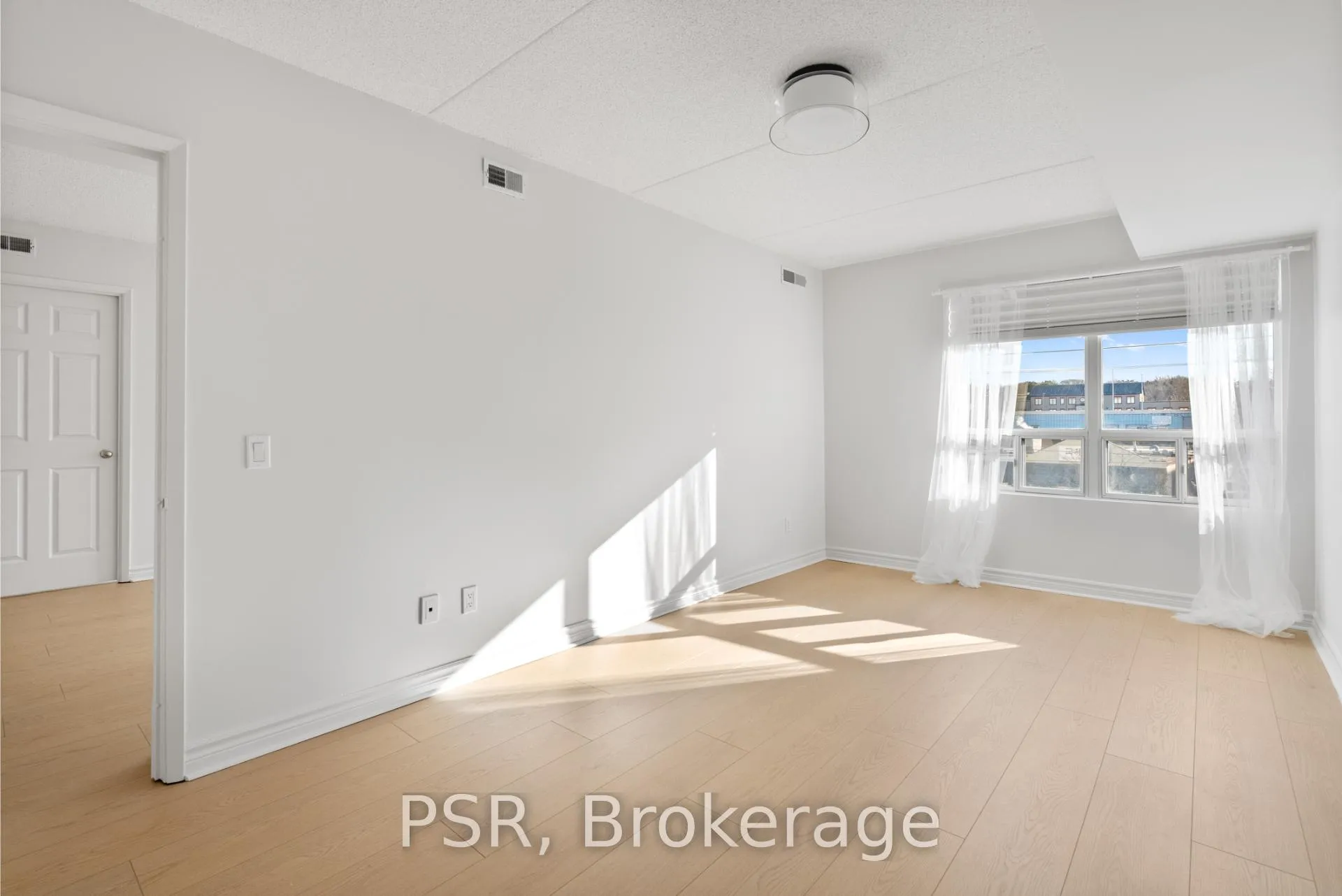 Photo 13 of Unit 303, 160 Wellington Street E, Aurora, Aurora Village — HOMEH