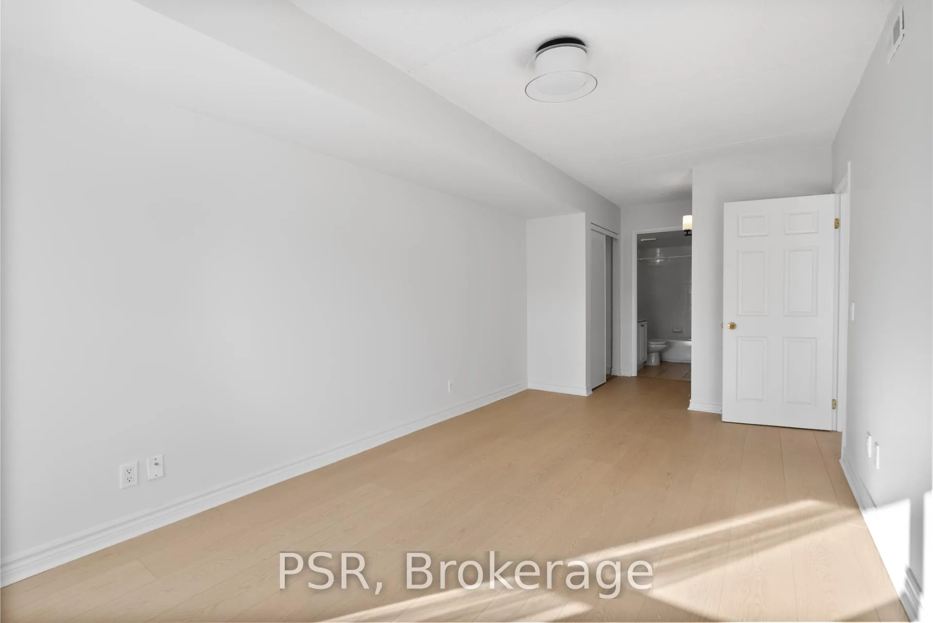 Photo 15 of Unit 303, 160 Wellington Street E, Aurora, Aurora Village — HOMEH