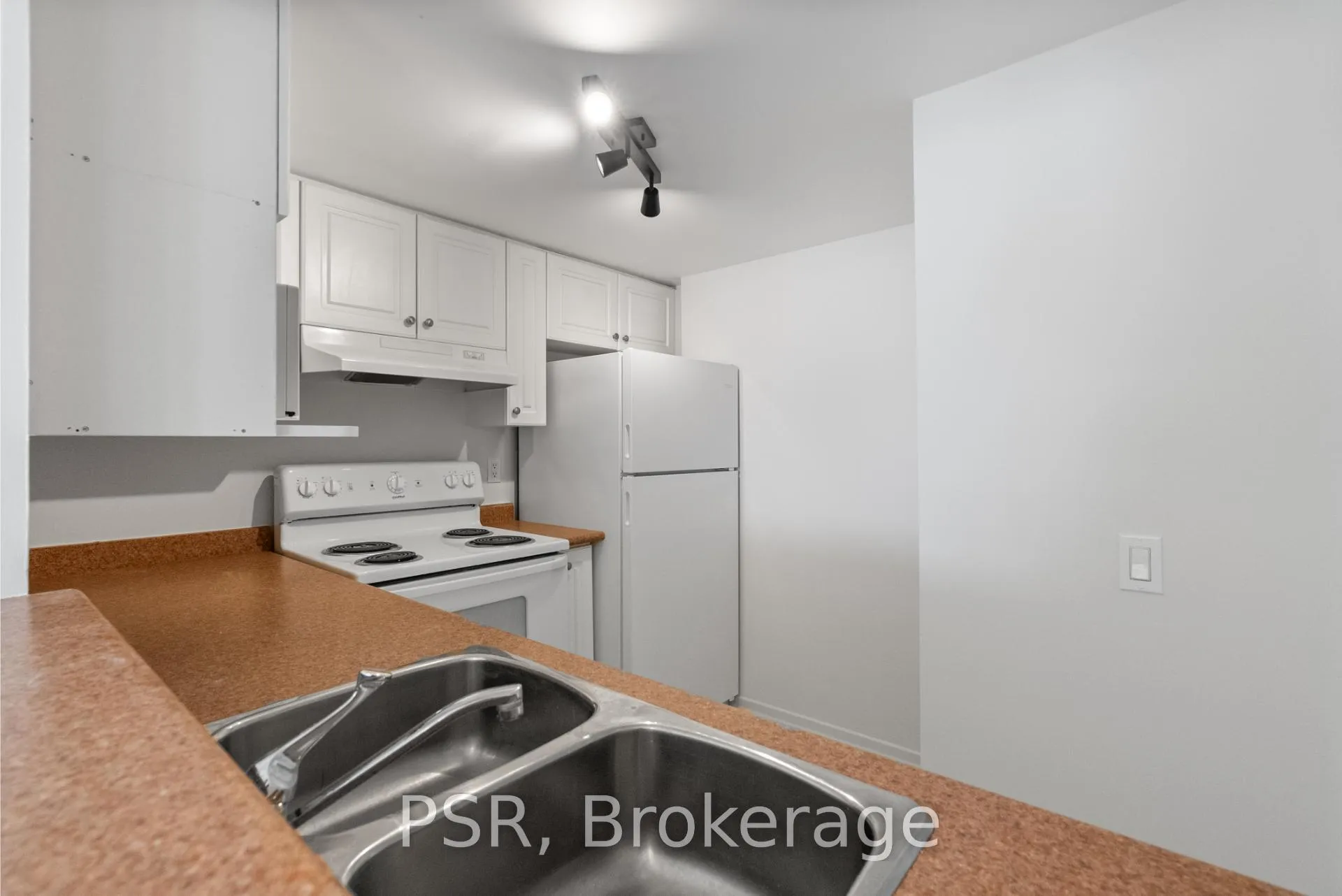 Photo 21 of Unit 303, 160 Wellington Street E, Aurora, Aurora Village — HOMEH
